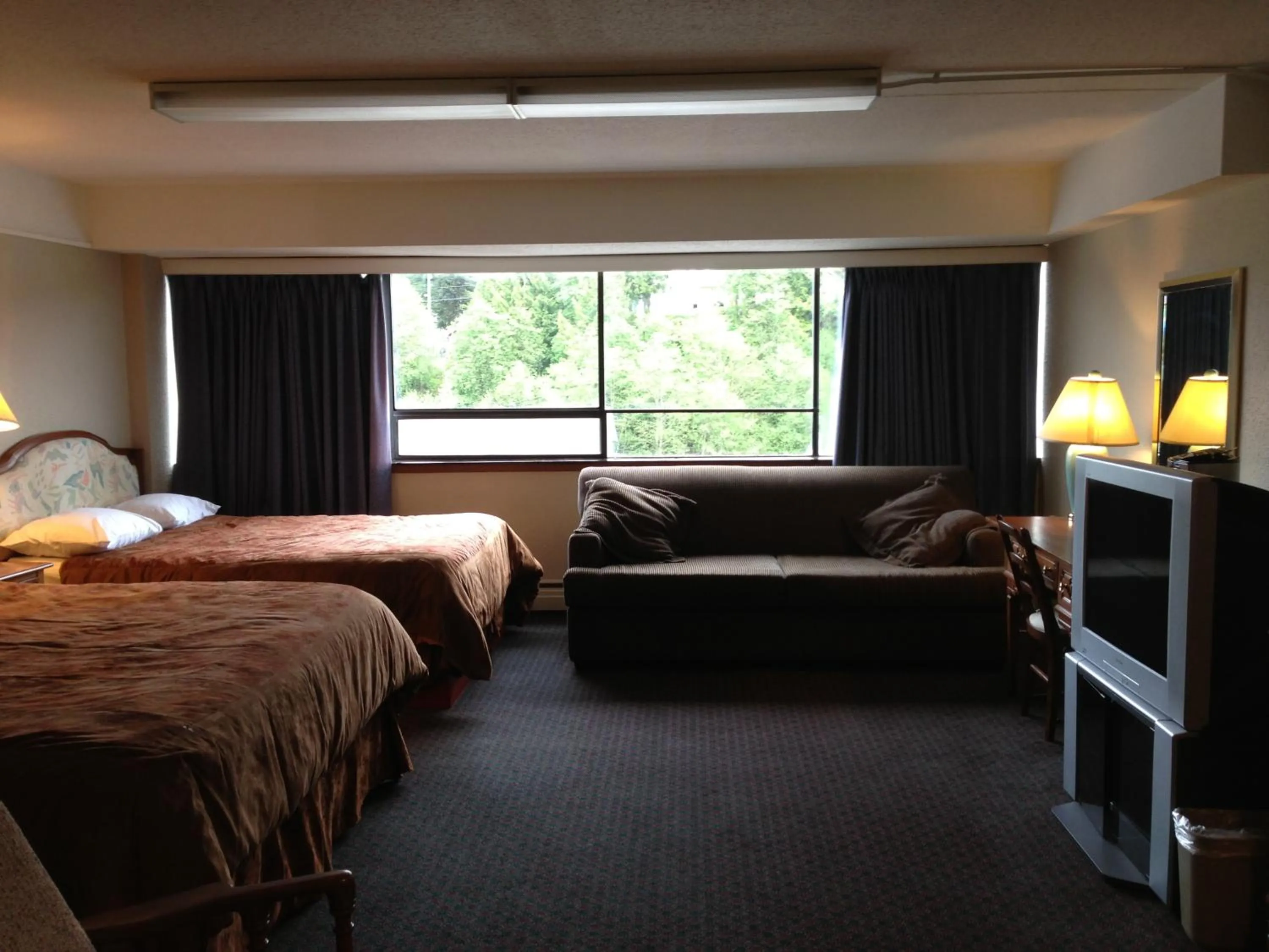 Photo of the whole room, Bed in Moby Dick Inn