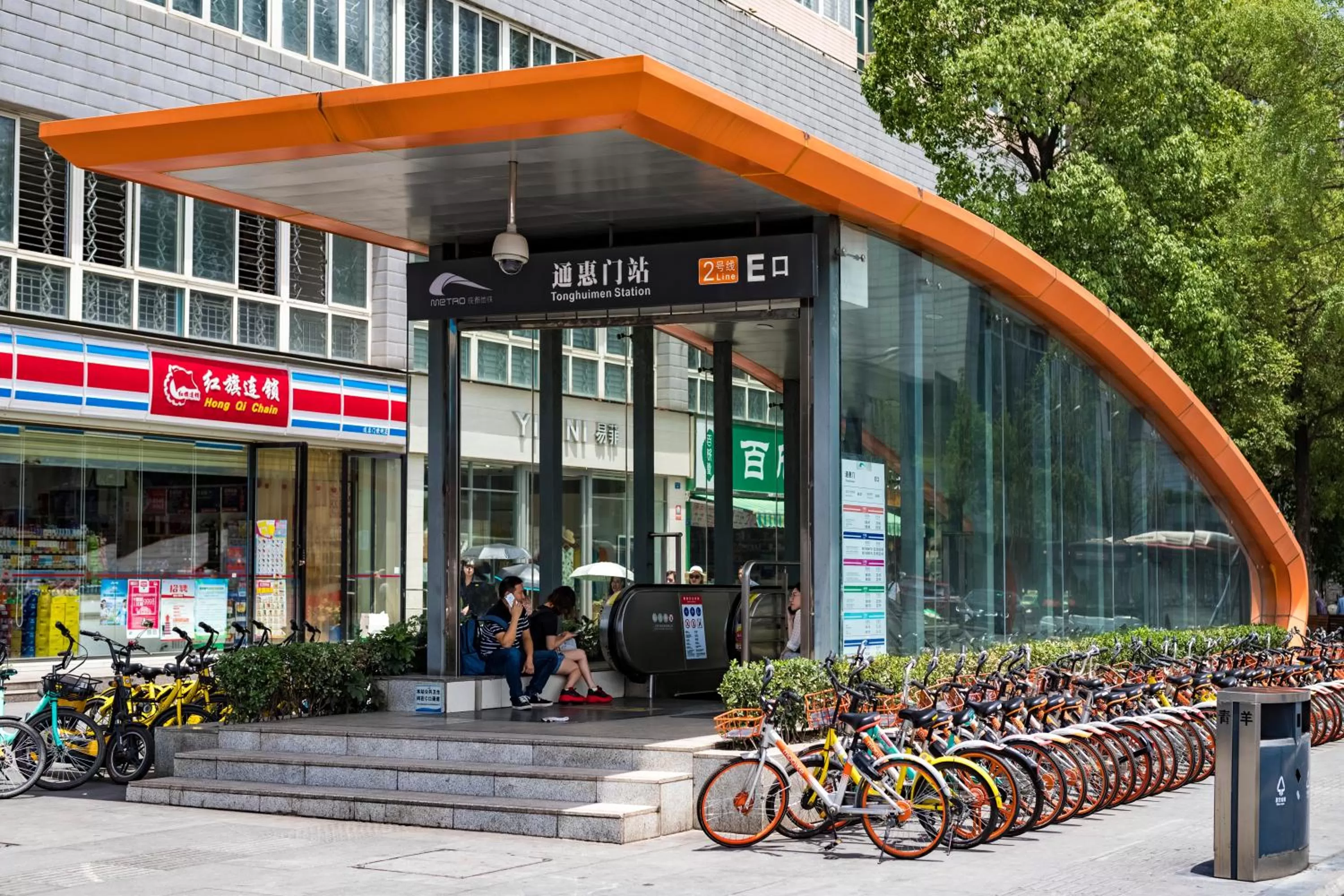 Area and facilities in Wenjun Courtyard Hotel---3mins walk from Tonghuimen metro station ,next to People`s Park, fluent English service ,travel agency