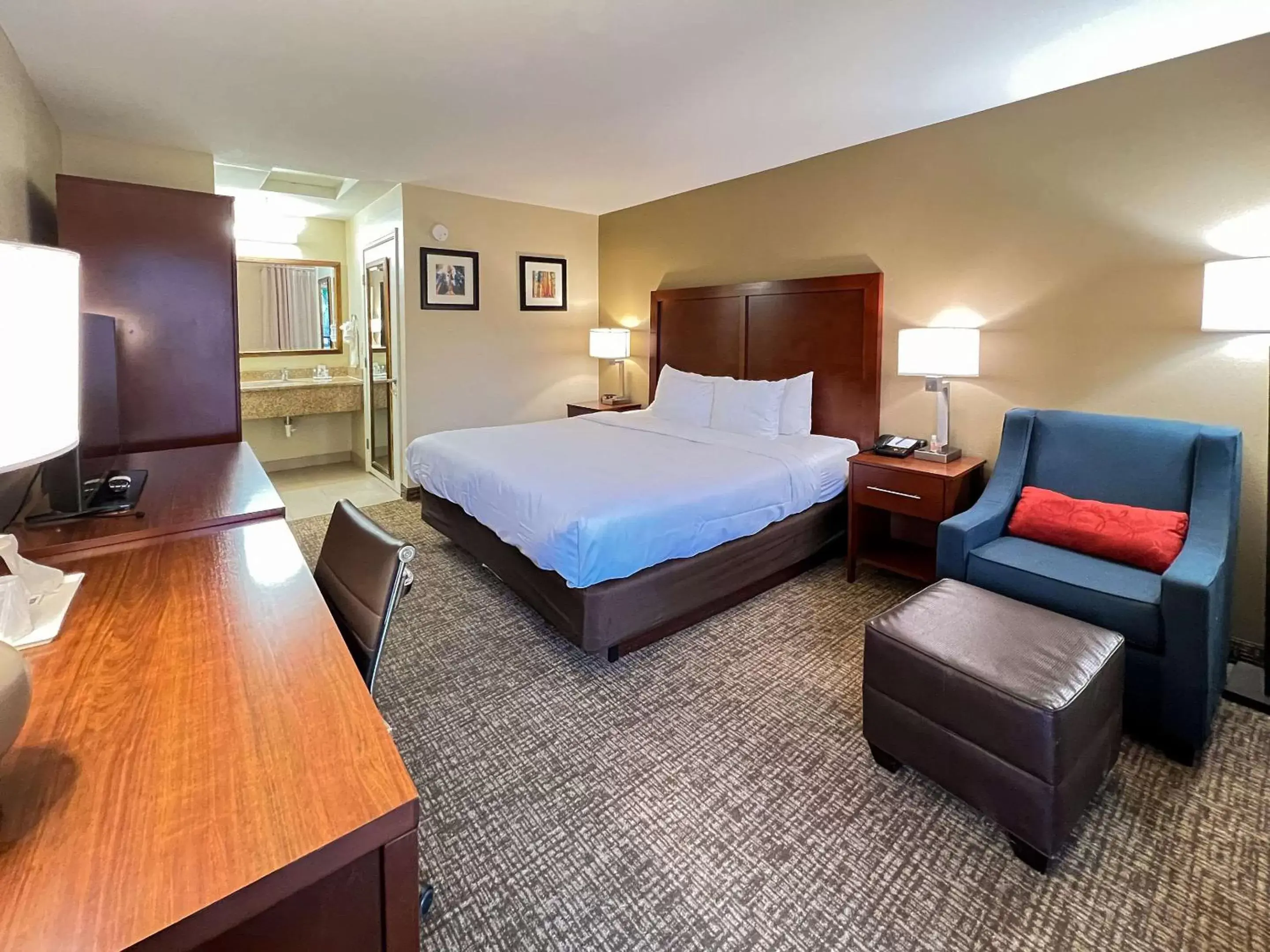 Photo of the whole room, TV/Entertainment Center in Comfort Inn & Suites Sequoia Kings Canyon - Three Rivers