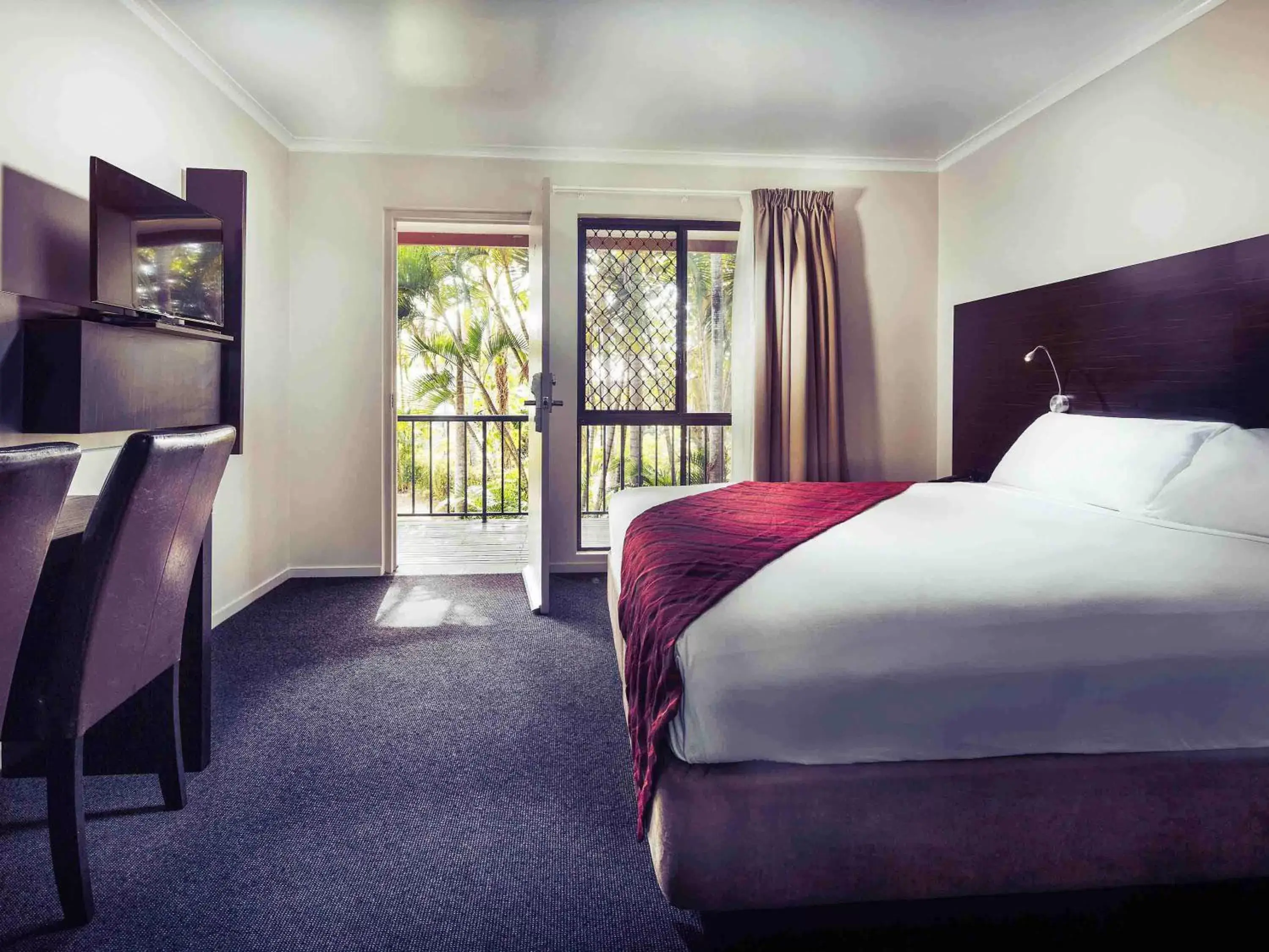 Photo of the whole room, Bed in Mercure Townsville