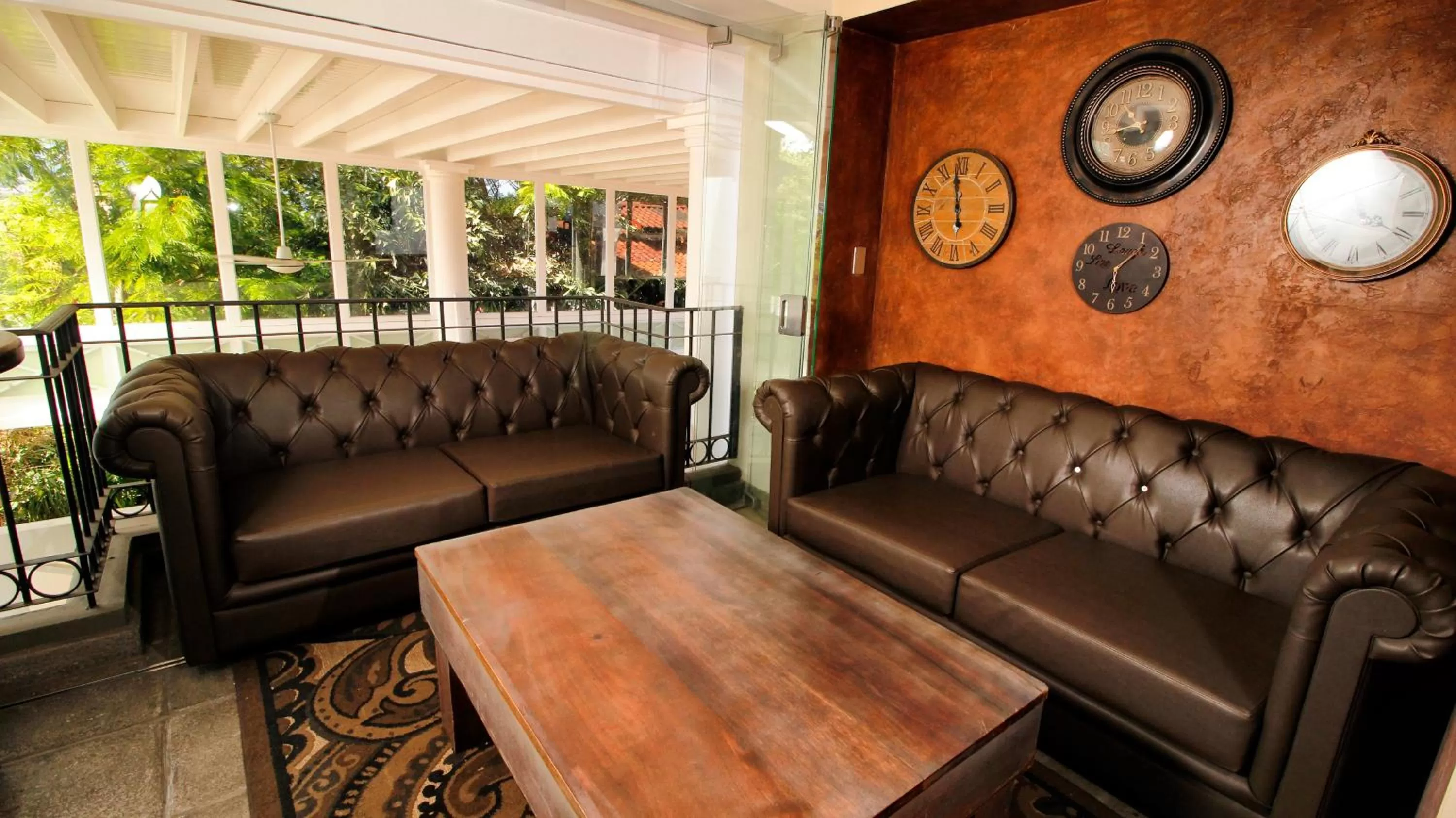 Lounge or bar in La Riviera Hotel