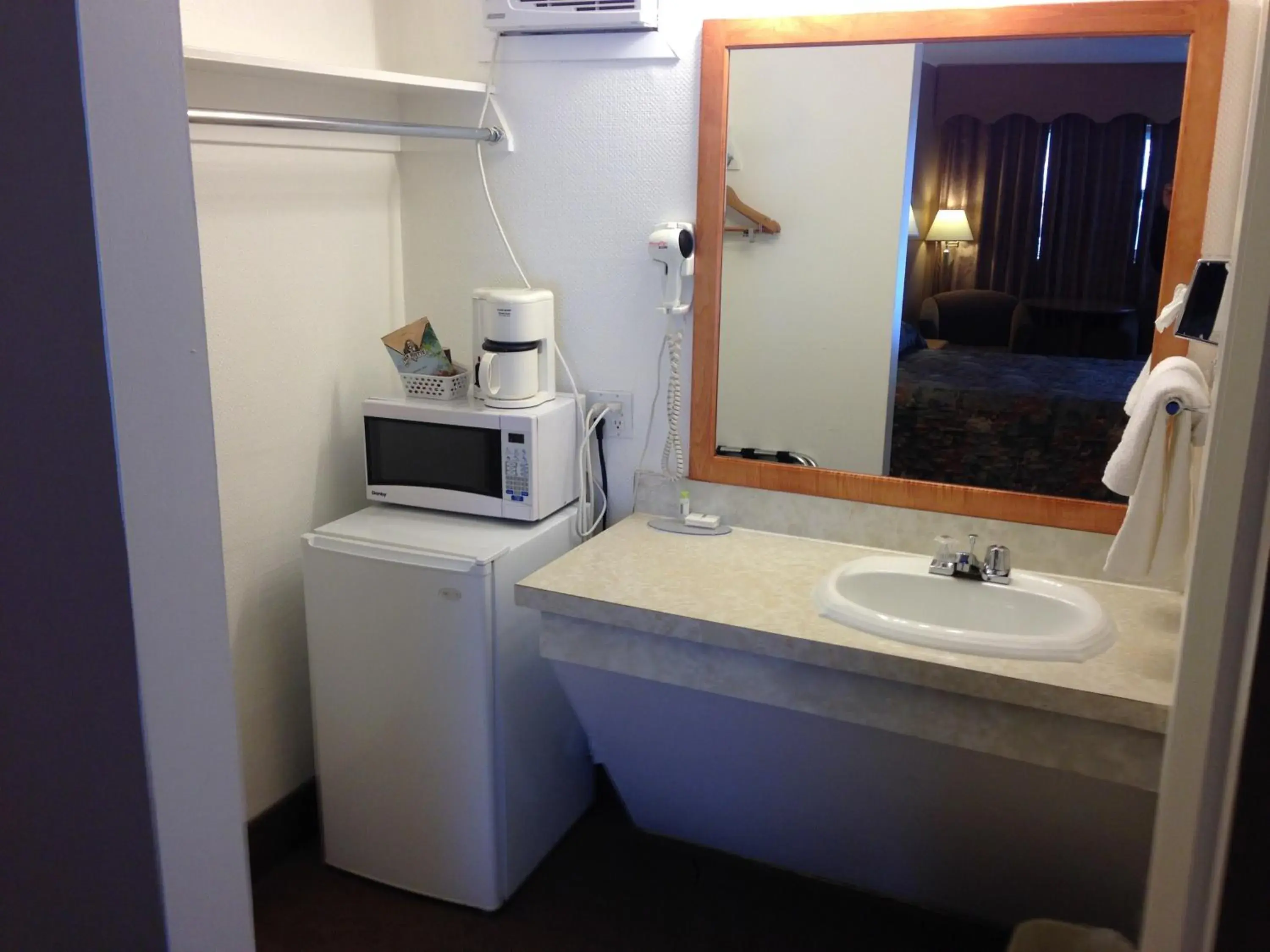 Suite with Kitchenette - Non-Smoking in Travelodge by Wyndham Moose Jaw