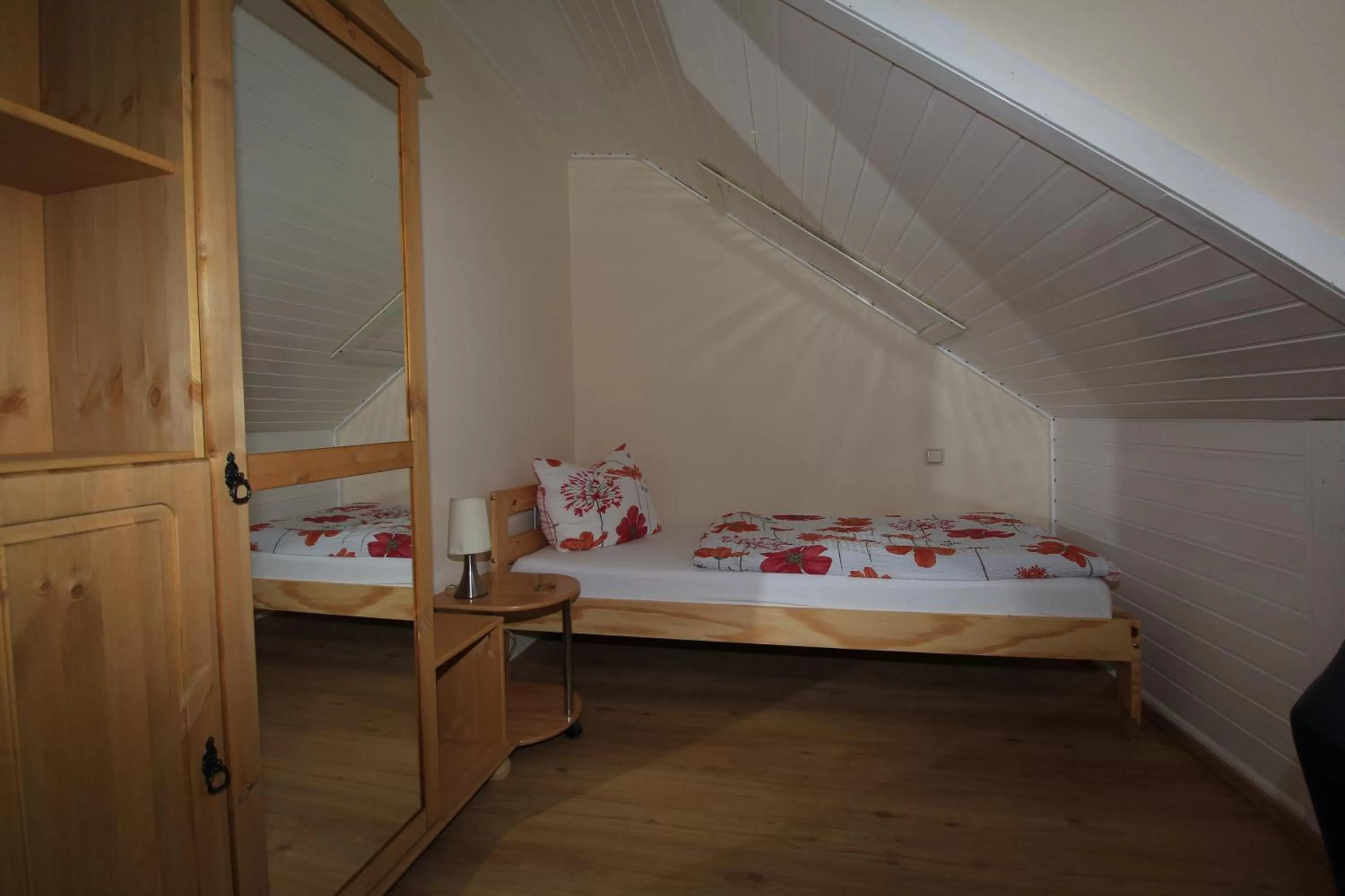 Bed in Waldhotel Albachmühle mit Albacher Stuben