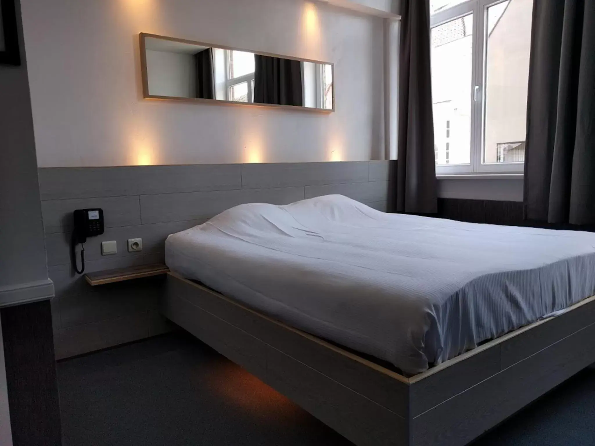 Bedroom, Bed in Canalview Hotel Ter Reien