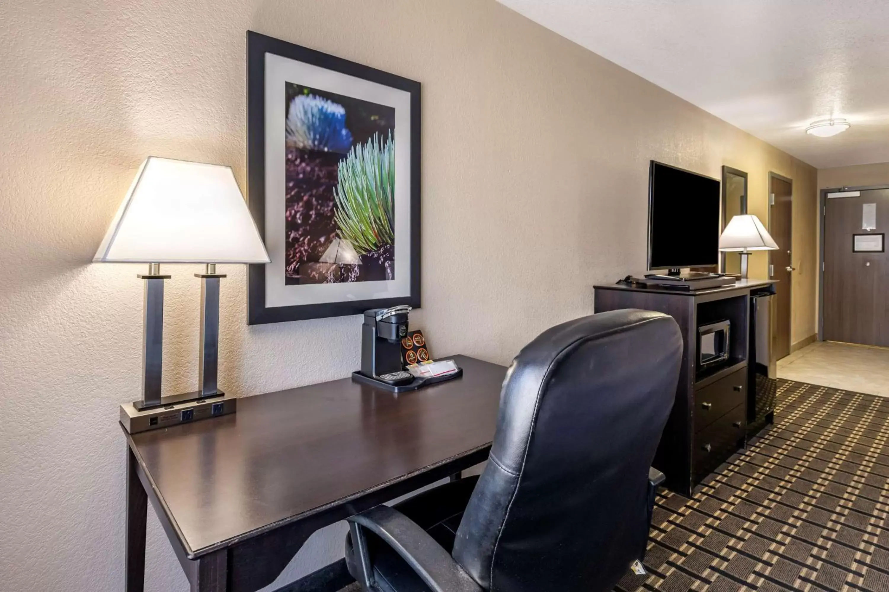 Bedroom, TV/Entertainment Center in Best Western Plus Las Vegas West