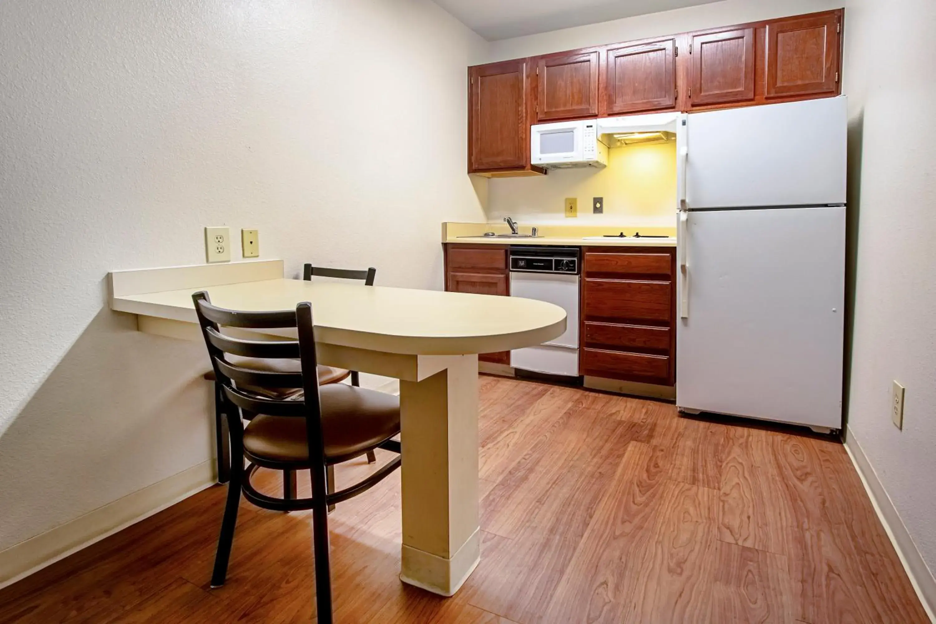 Photo of the whole room, Kitchen/Kitchenette in HomeTowne Studios by Red Roof Phoenix - Black Canyon Highway