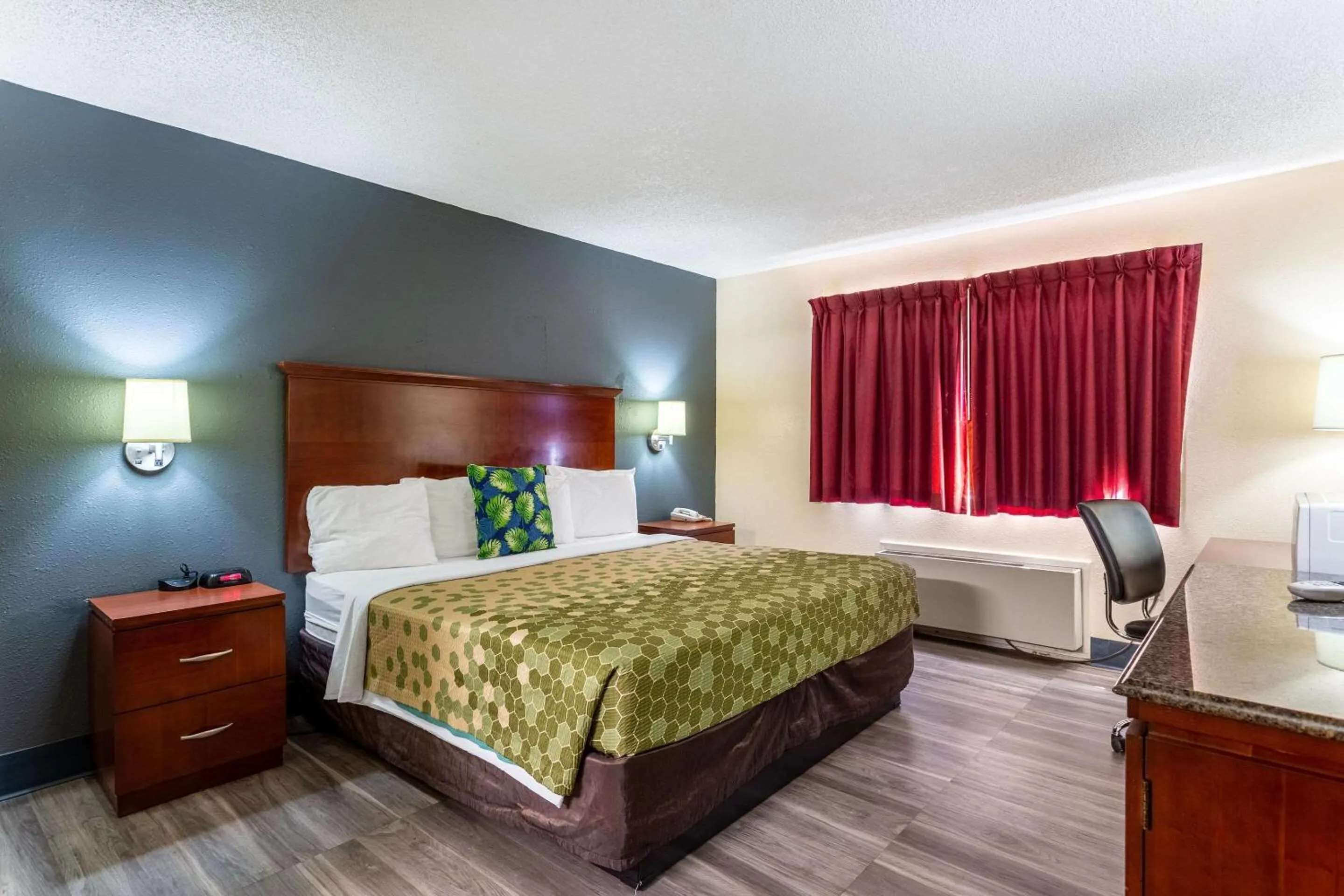 Photo of the whole room, Bed in Econo Lodge Gallup West