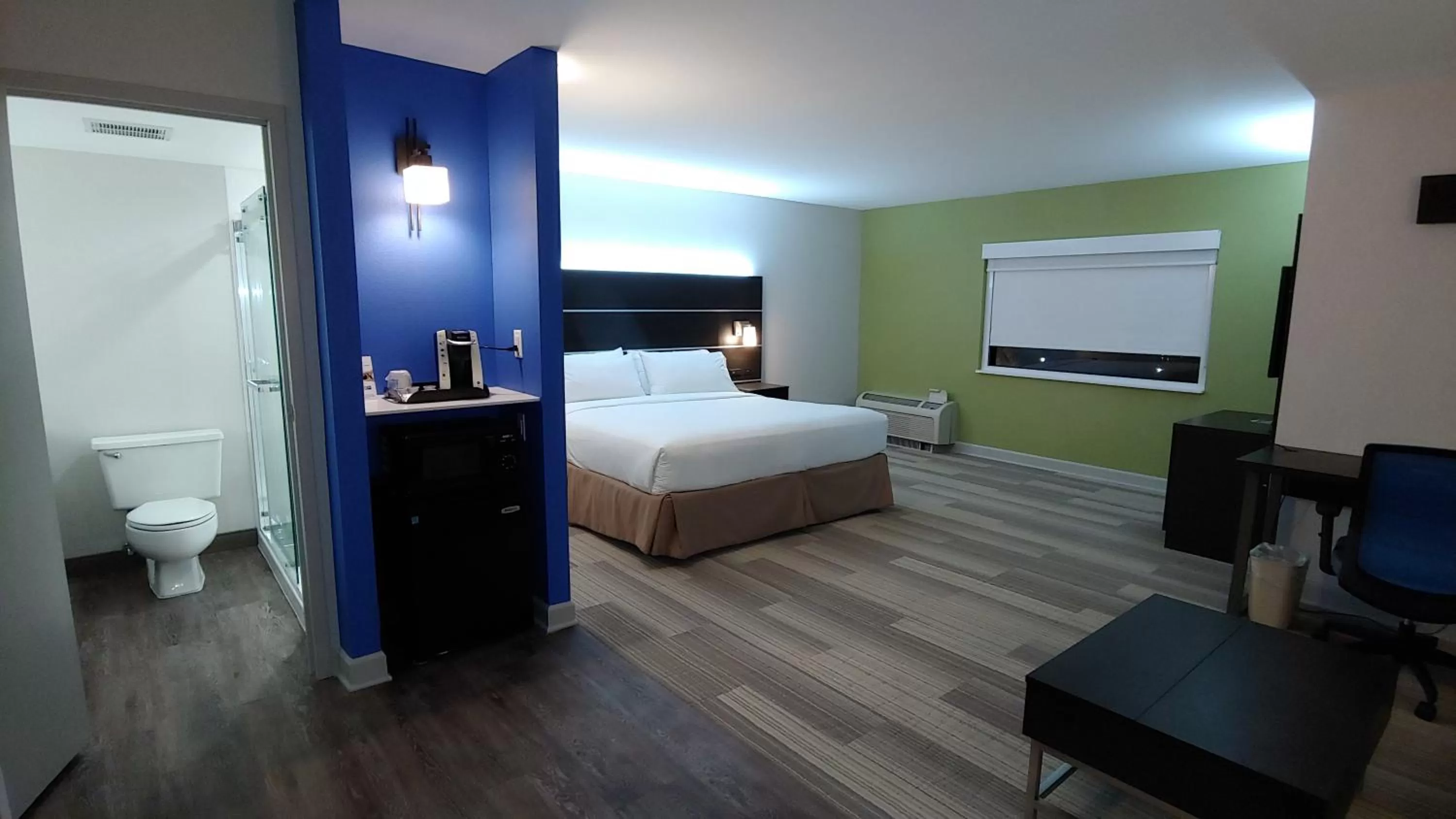 Photo of the whole room, Bed in Holiday Inn Express Schaumburg-Rolling Meadows by IHG