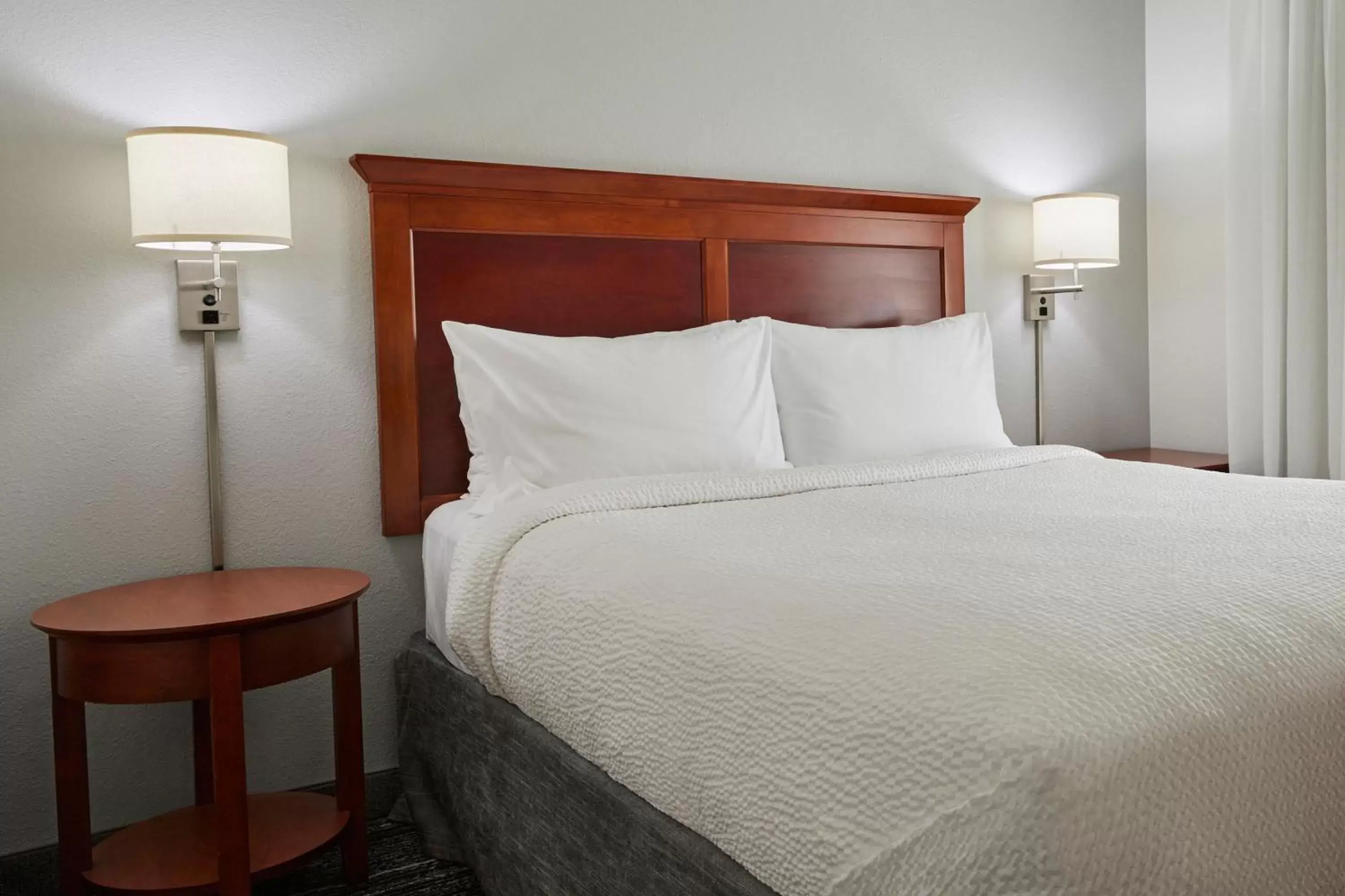 Bedroom, Bed in TownePlace Suites Medford