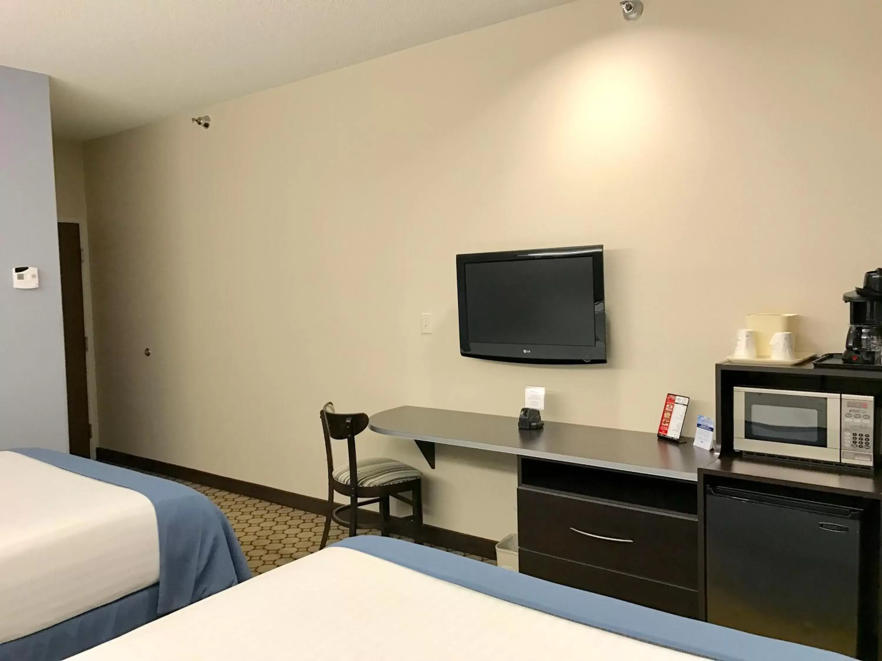 TV and multimedia, TV/Entertainment Center in Microtel Inn and Suites Elkhart