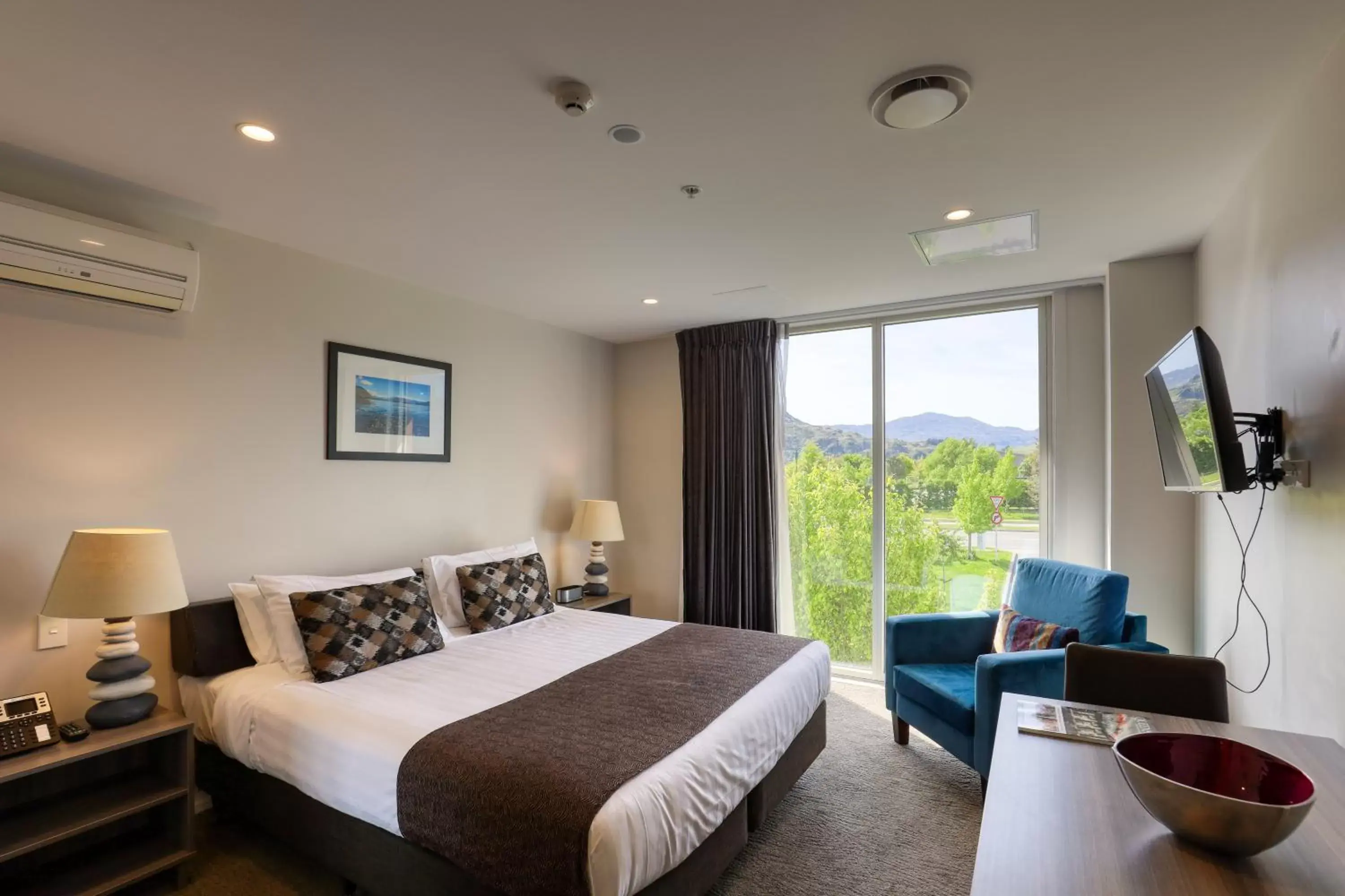Bedroom in Ramada Suites by Wyndham Queenstown Remarkables Park