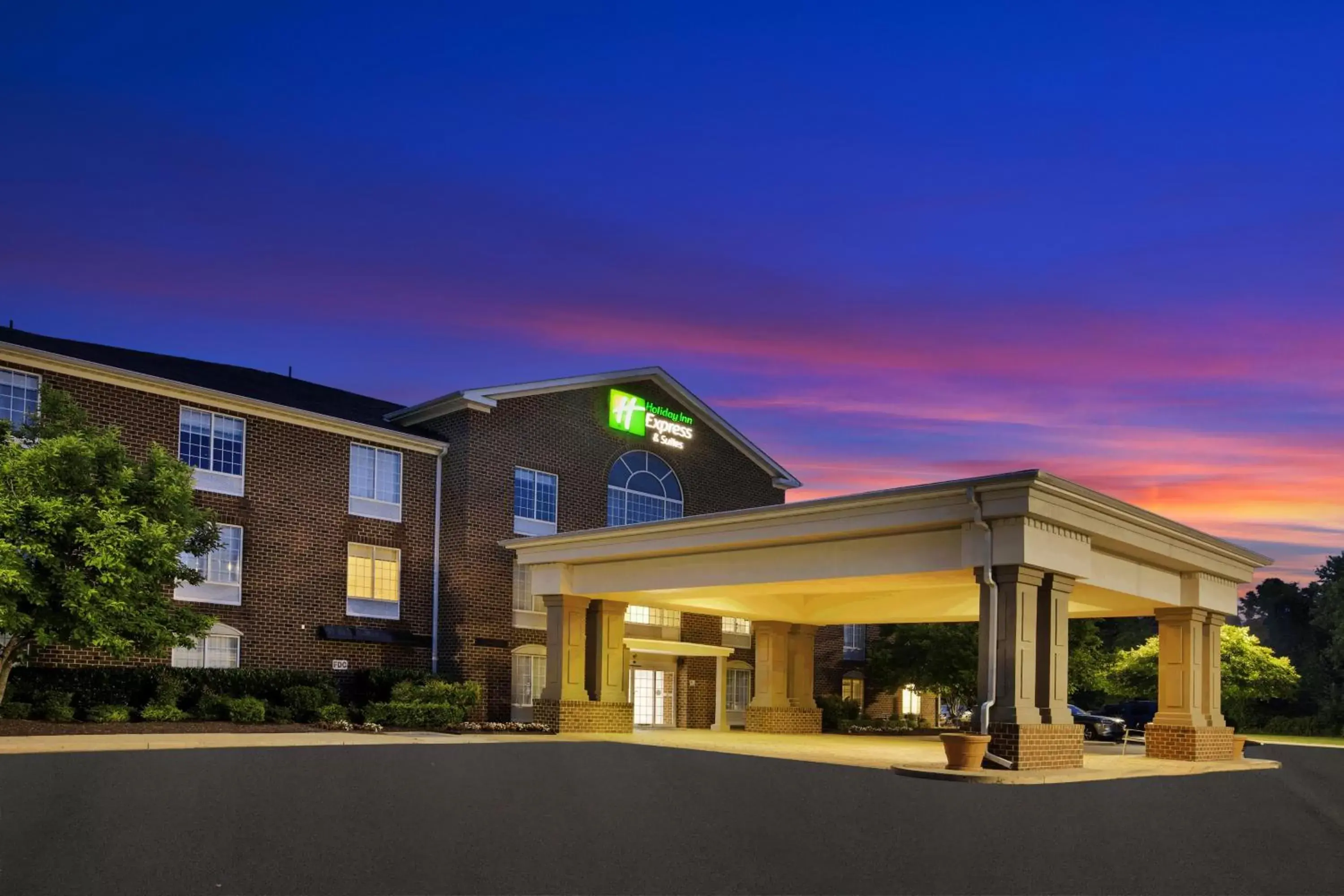 Property Building in Holiday Inn Express Hotel & Suites Warrenton, an IHG Hotel