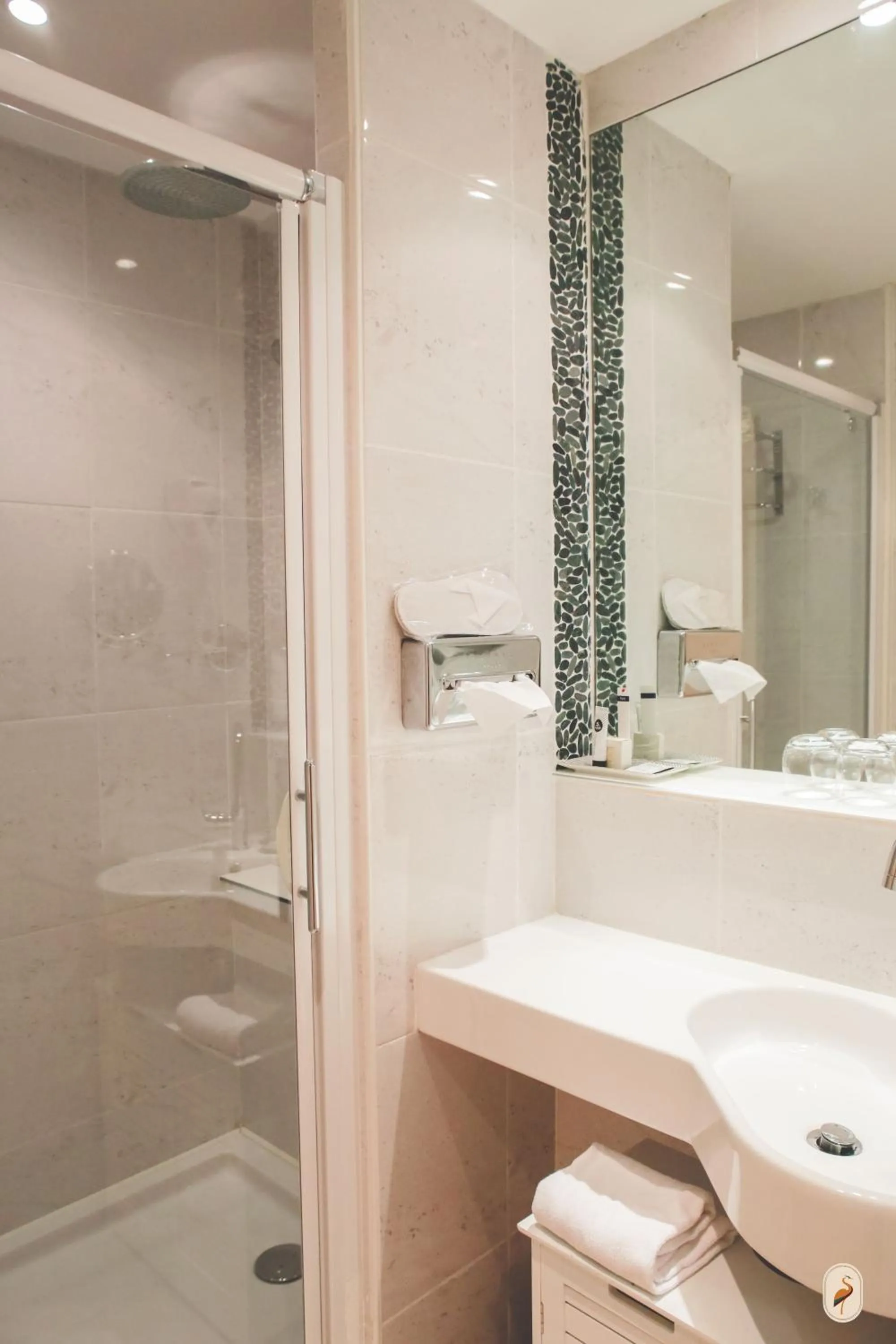 Shower in Domaine de l'Echassier, The Originals Relais