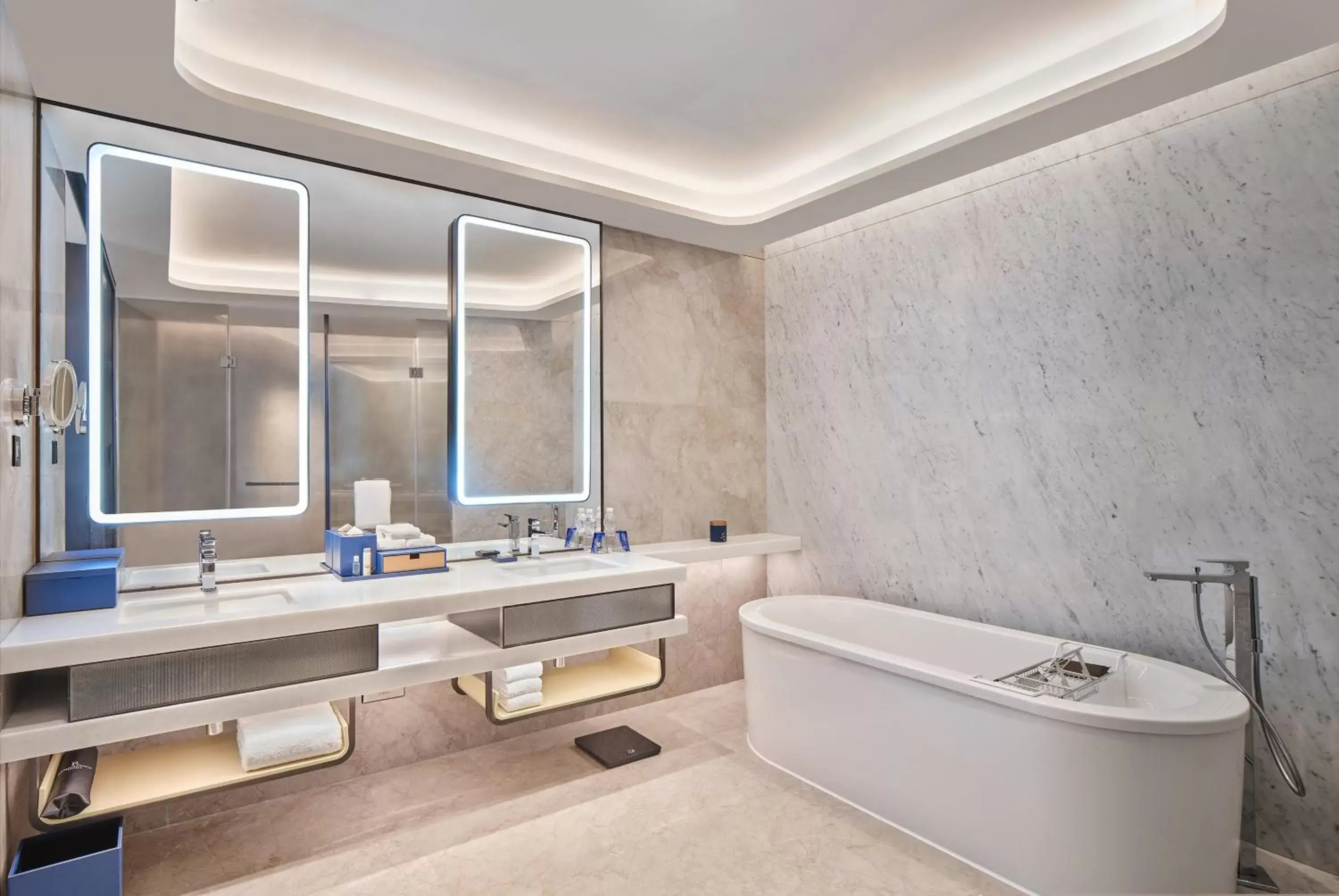 Bathroom in Renaissance Zhuhai Hotel