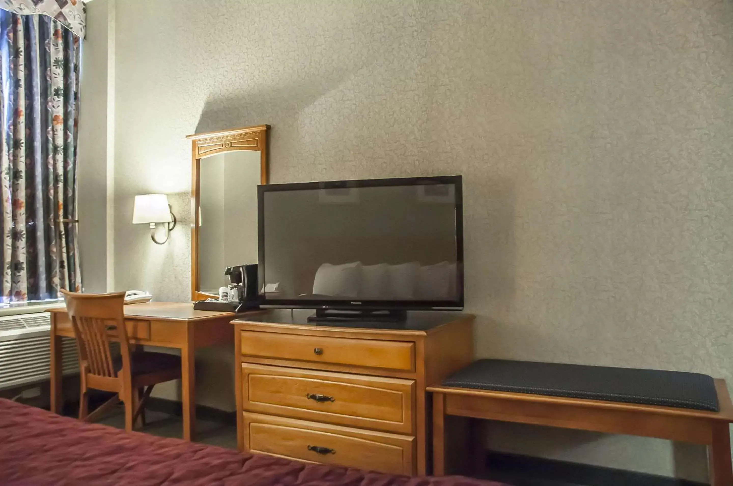 Photo of the whole room, TV/Entertainment Center in Comfort Inn Lundy's Lane