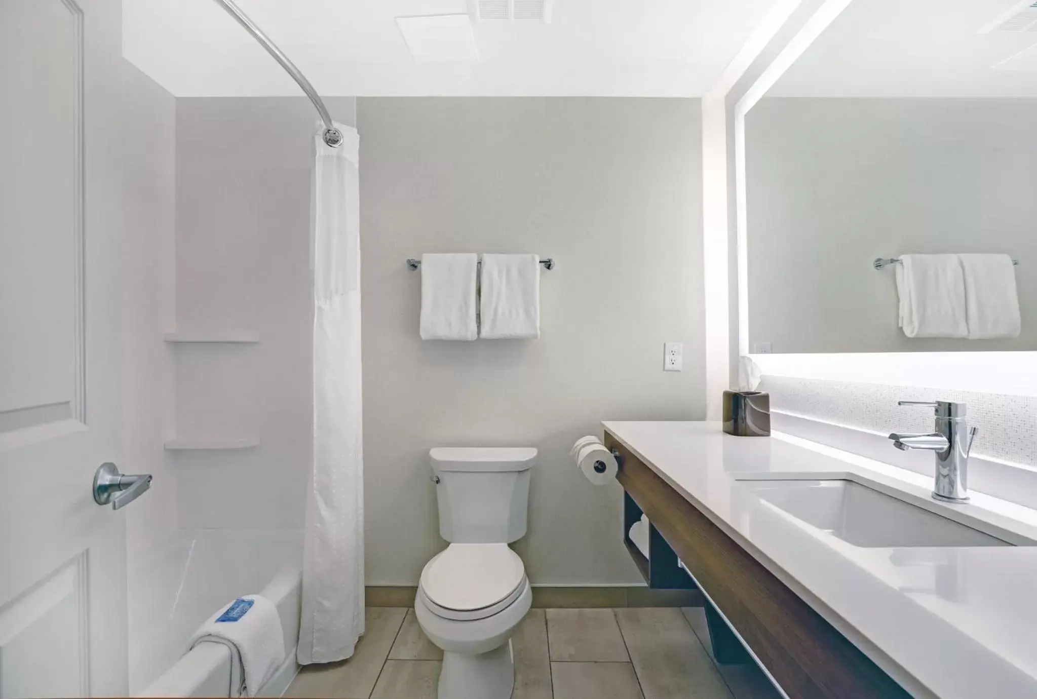 Photo of the whole room, Bathroom in Holiday Inn Express Whitby Oshawa, an IHG Hotel