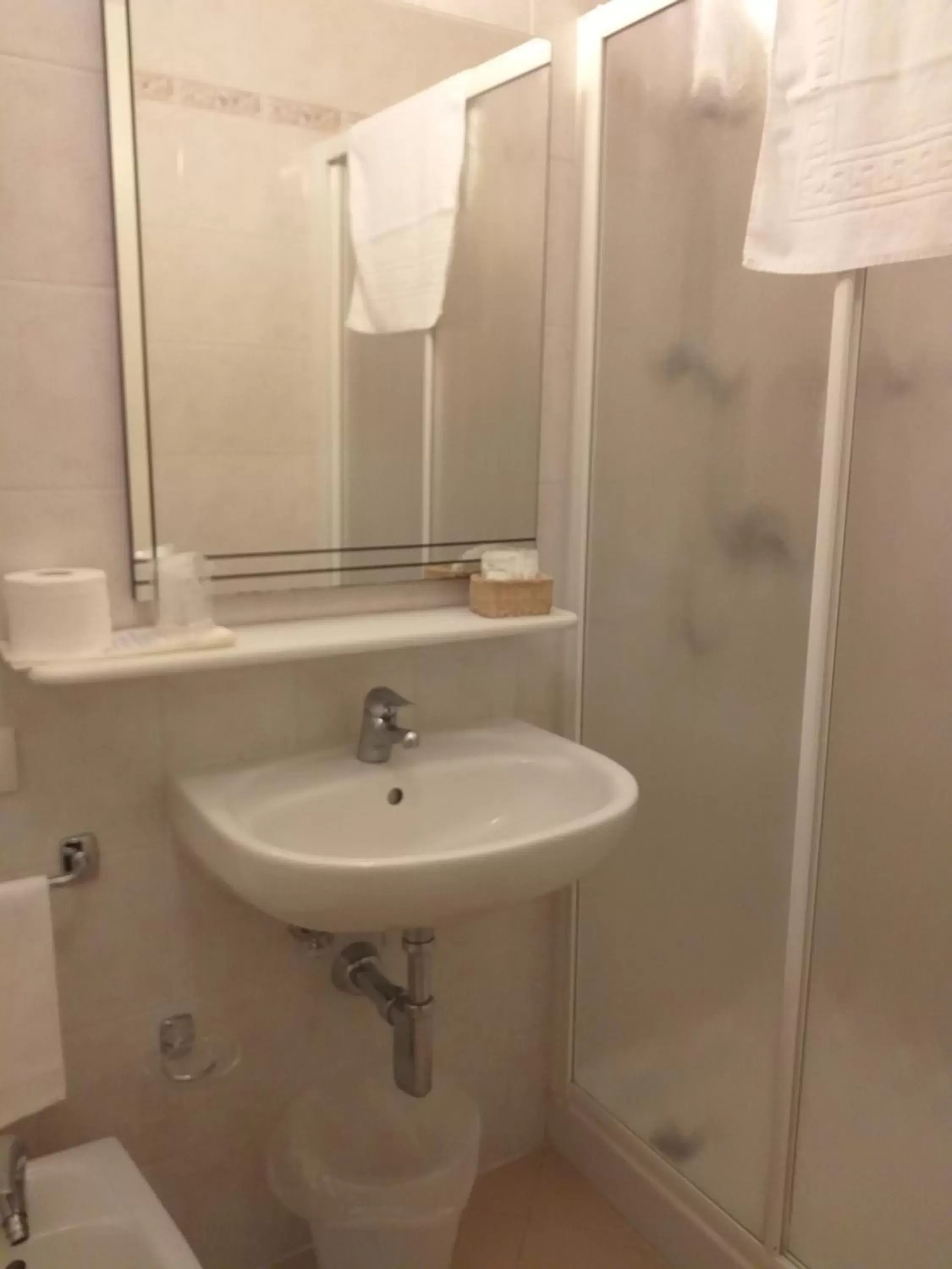Bathroom in Hotel Monna Lisa