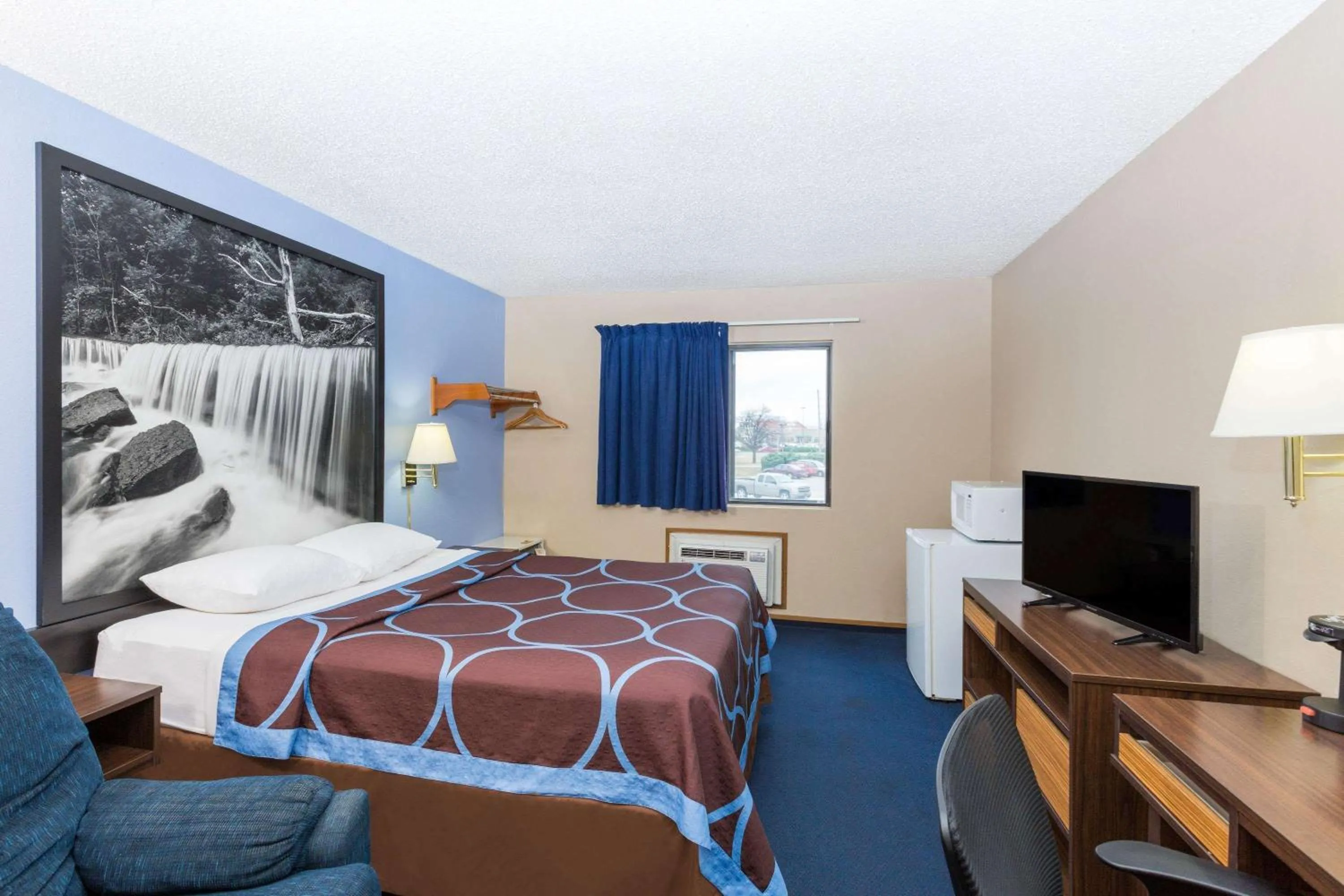 Photo of the whole room, Bed in Super 8 by Wyndham Manhattan KS