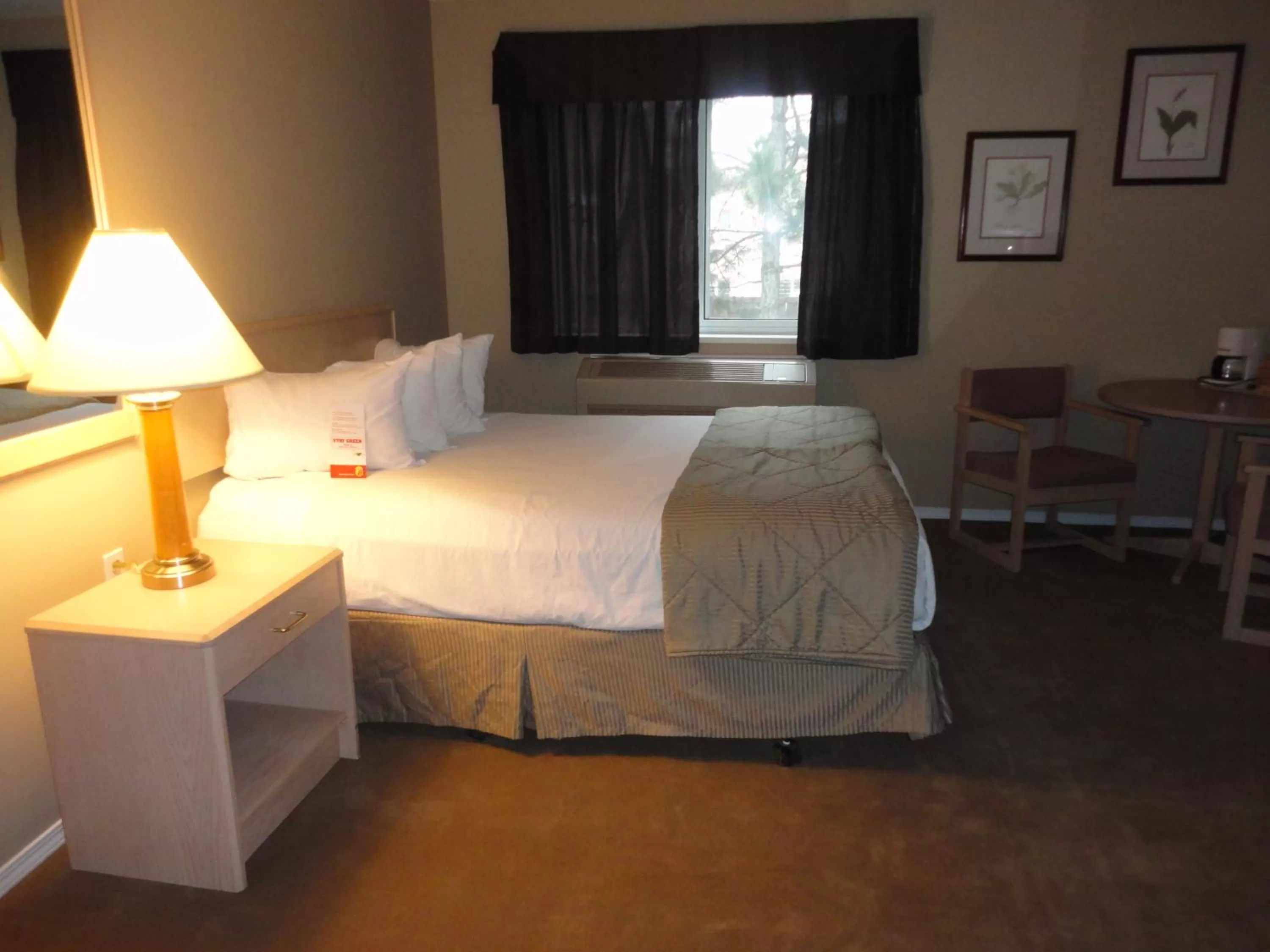 Photo of the whole room, Bed in Super 8 by Wyndham West Kelowna BC