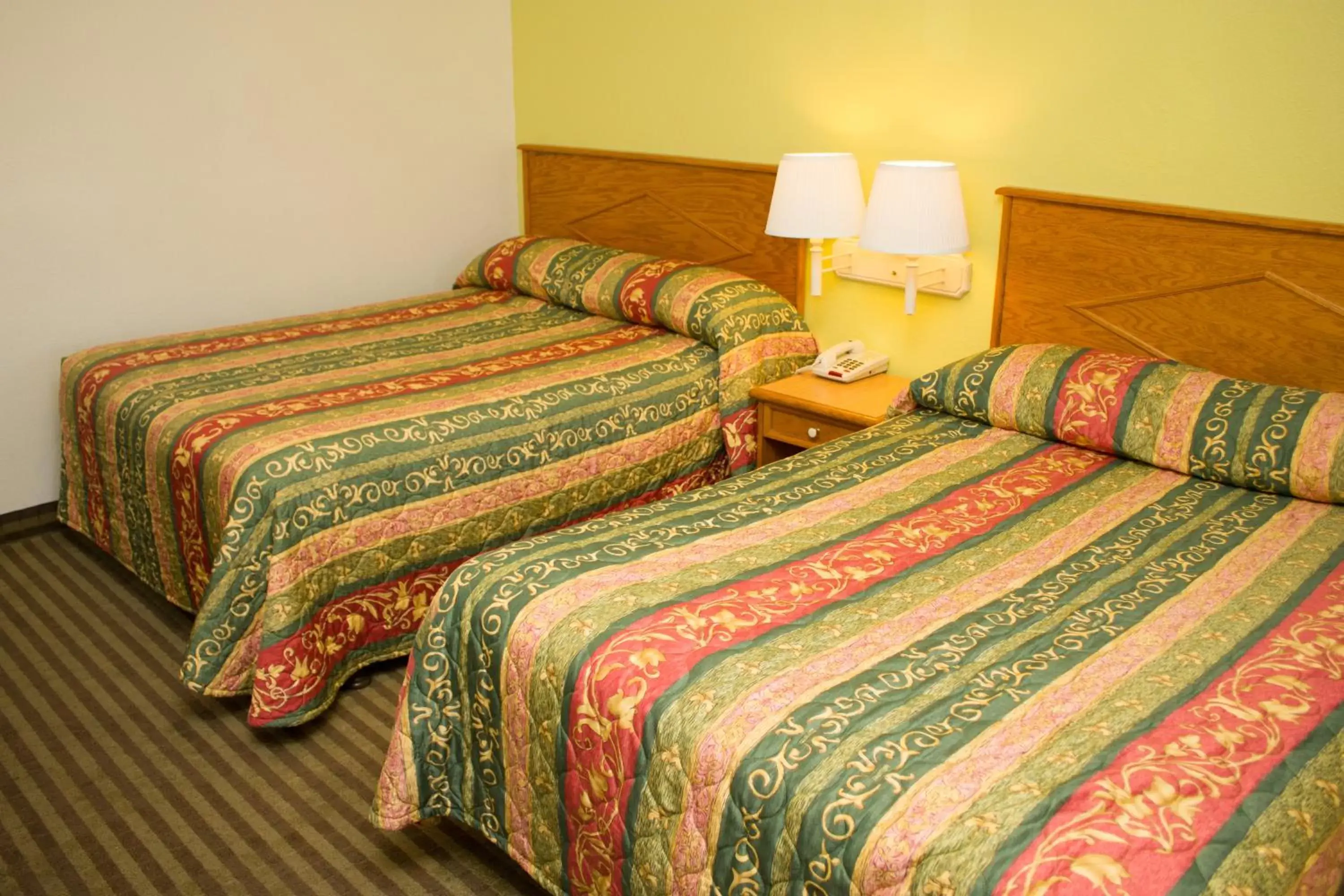 Bed in King's Rest Motel