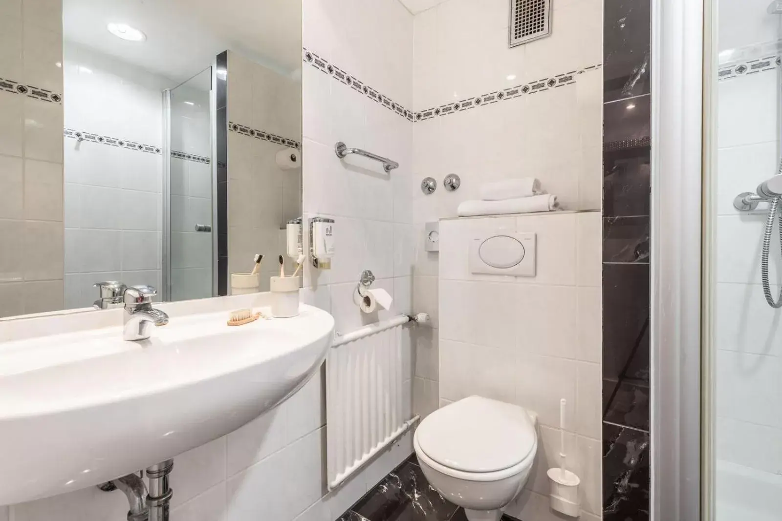 Toilet, Bathroom in Novum Hotel Continental Frankfurt