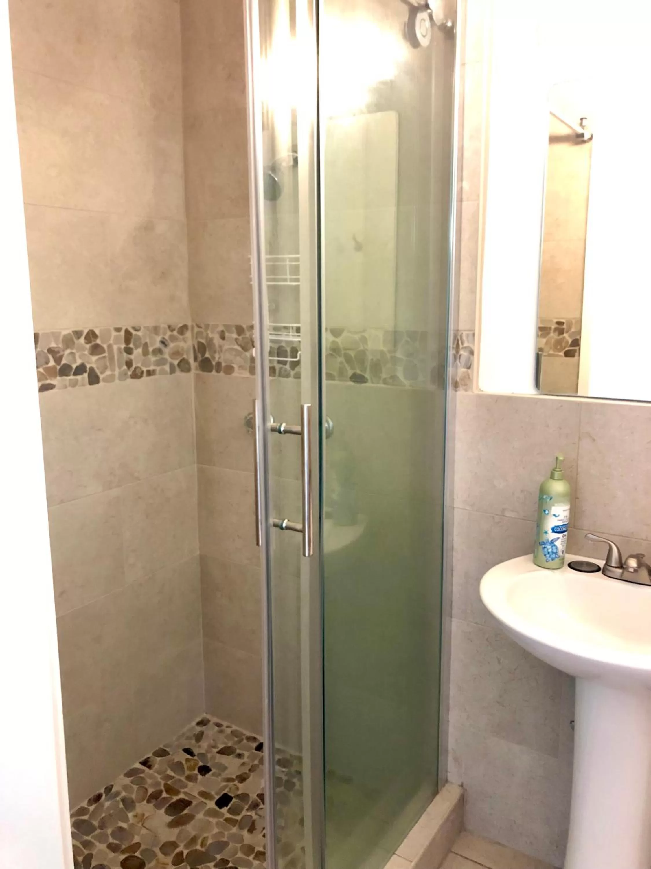 Bathroom in Kona Tiki Hotel