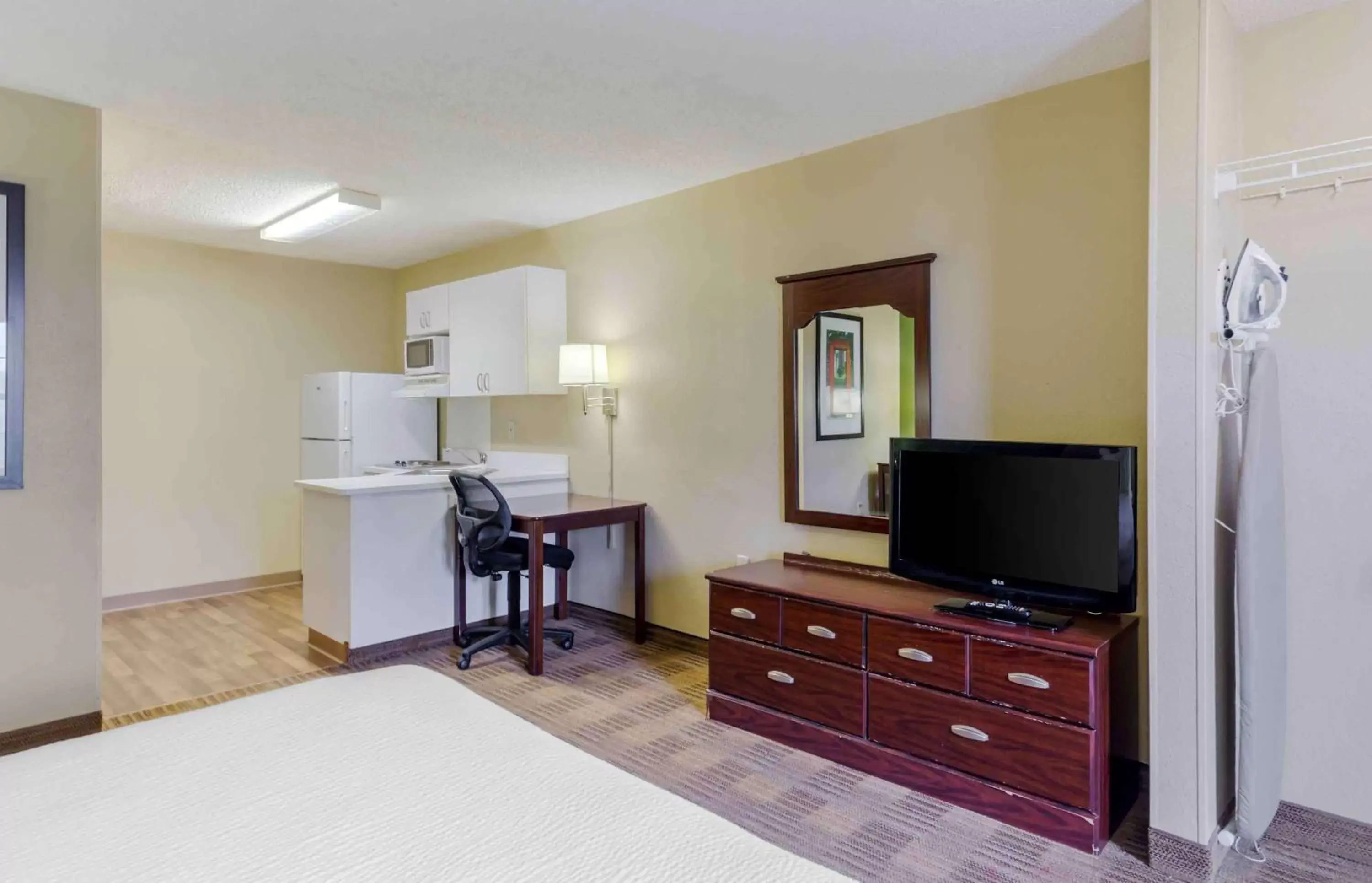 Bedroom, TV/Entertainment Center in Extended Stay America Suites - Fayetteville - Owen Dr