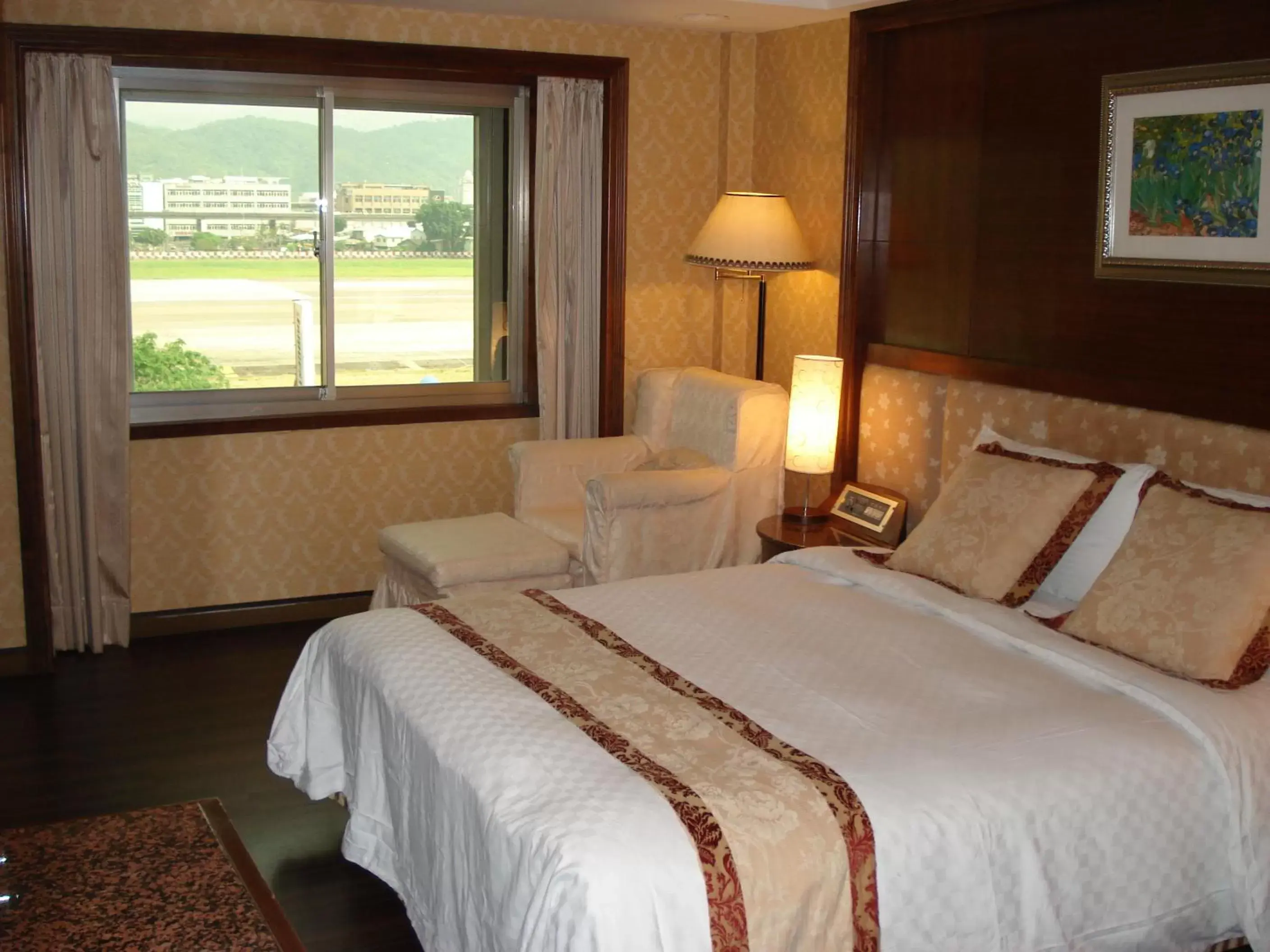 Photo of the whole room, Bed in Attic Hotel