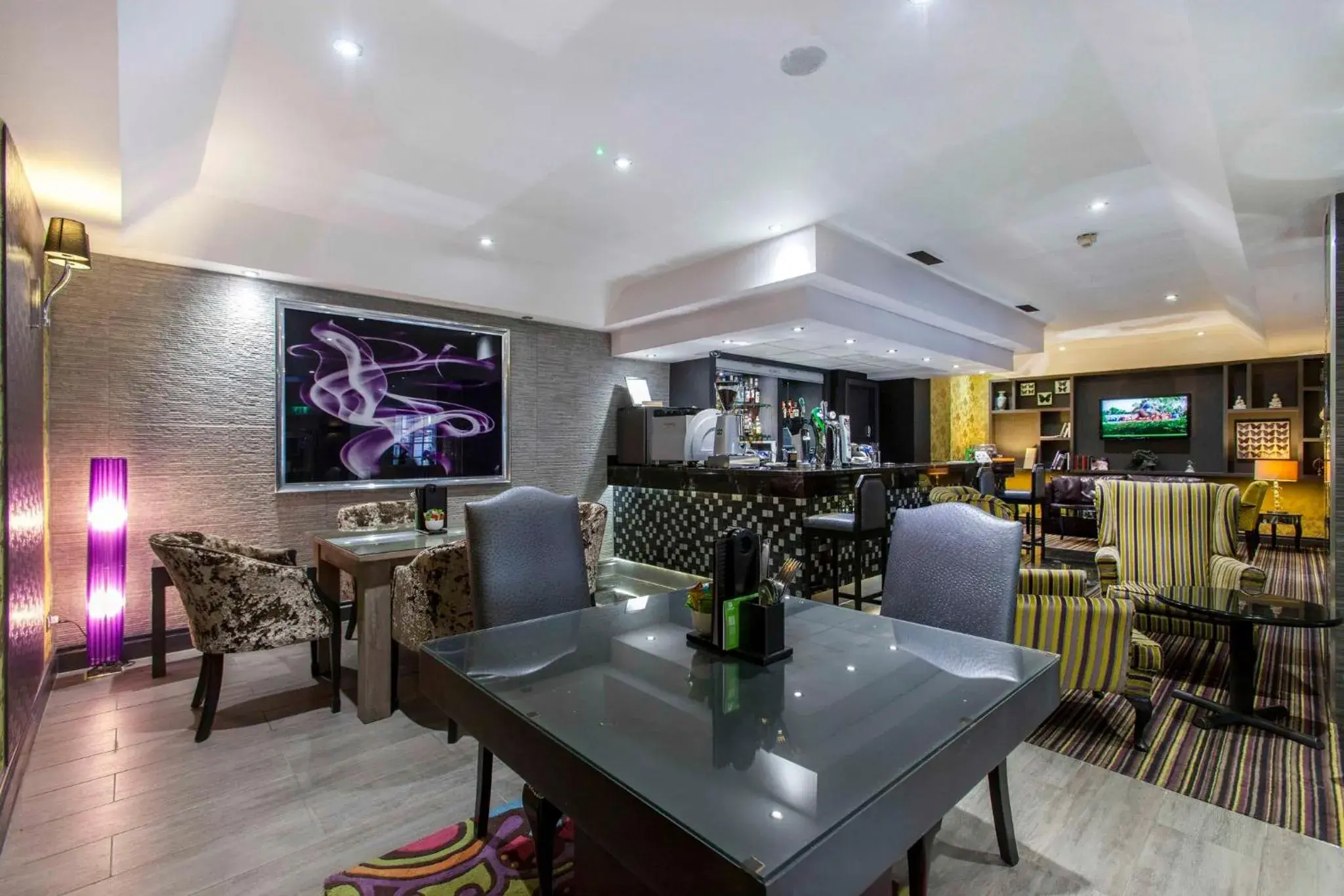 Lounge or bar, Restaurant/Places to Eat in Holiday Inn London Oxford Circus, an IHG Hotel