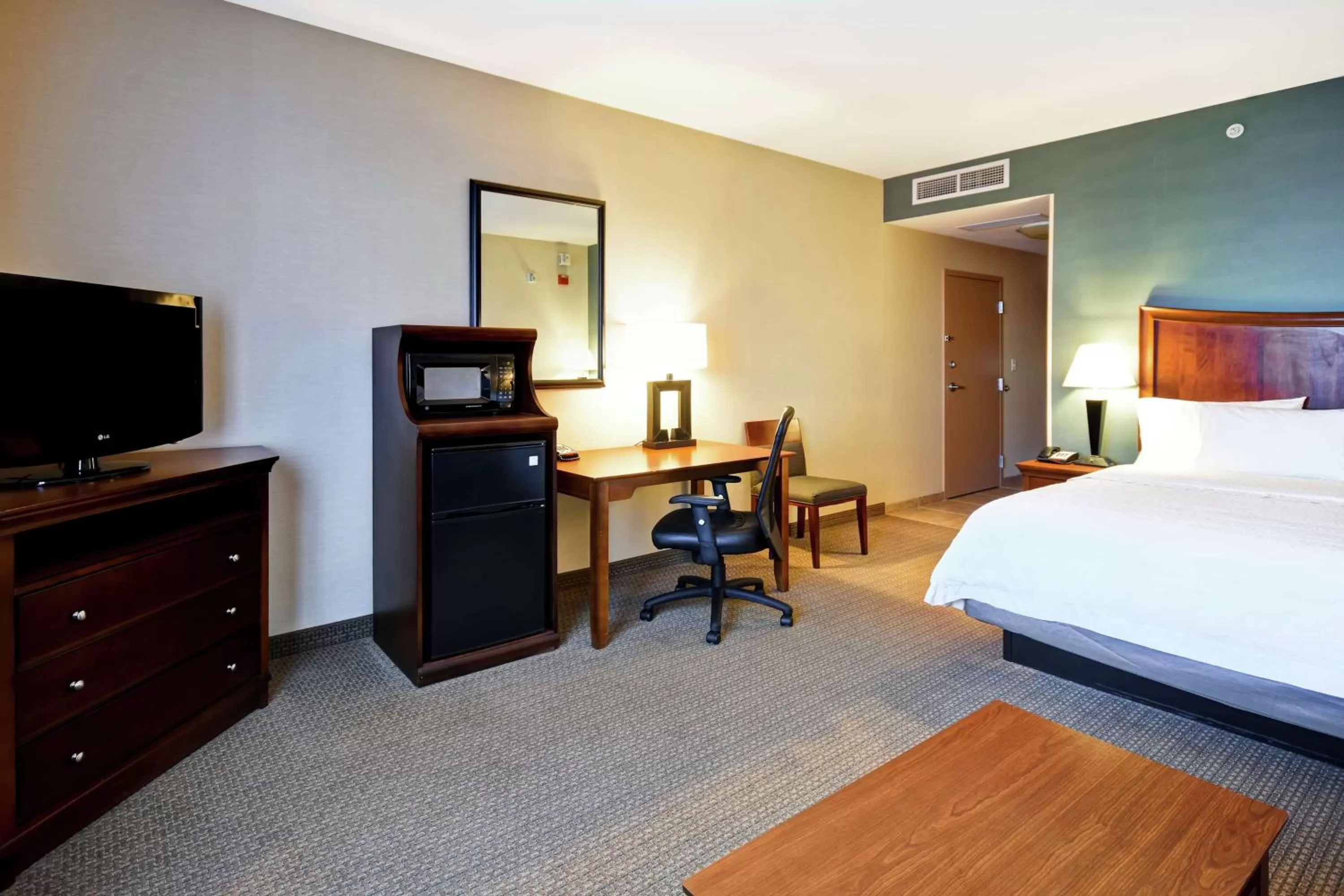 Bedroom, Bed in Hampton Inn & Suites Folsom