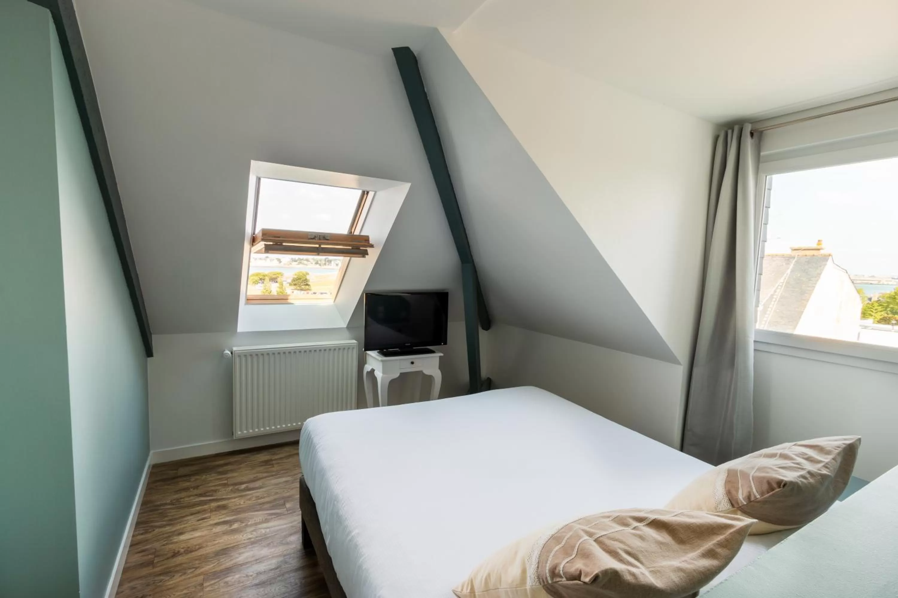 Property building, Bed in Hotel Restaurant Spa De La Citadelle Lorient