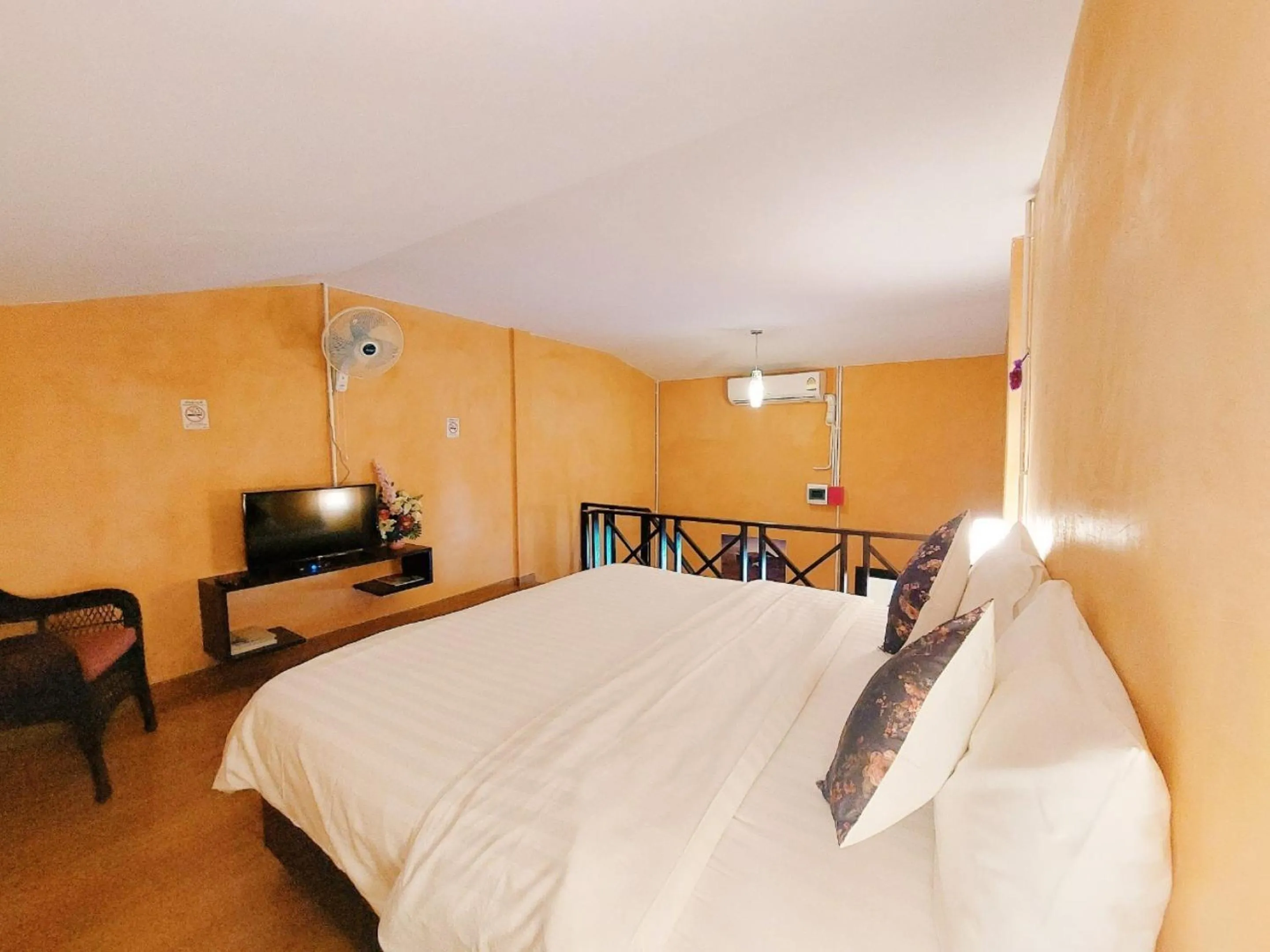 Bed in Retro Box Hotel Chumphon