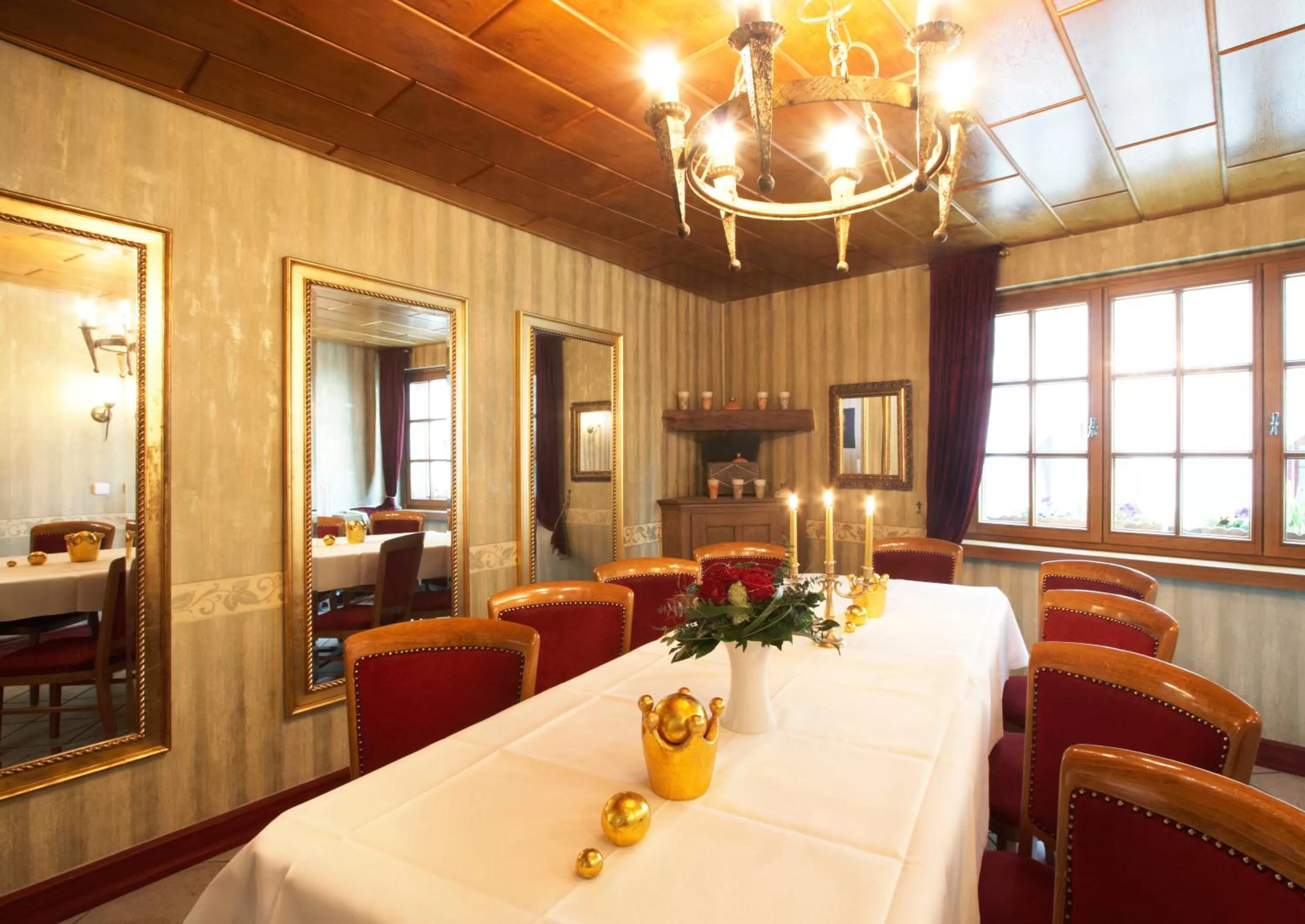 Restaurant/places to eat in Hotel Goldflair am Rathaus