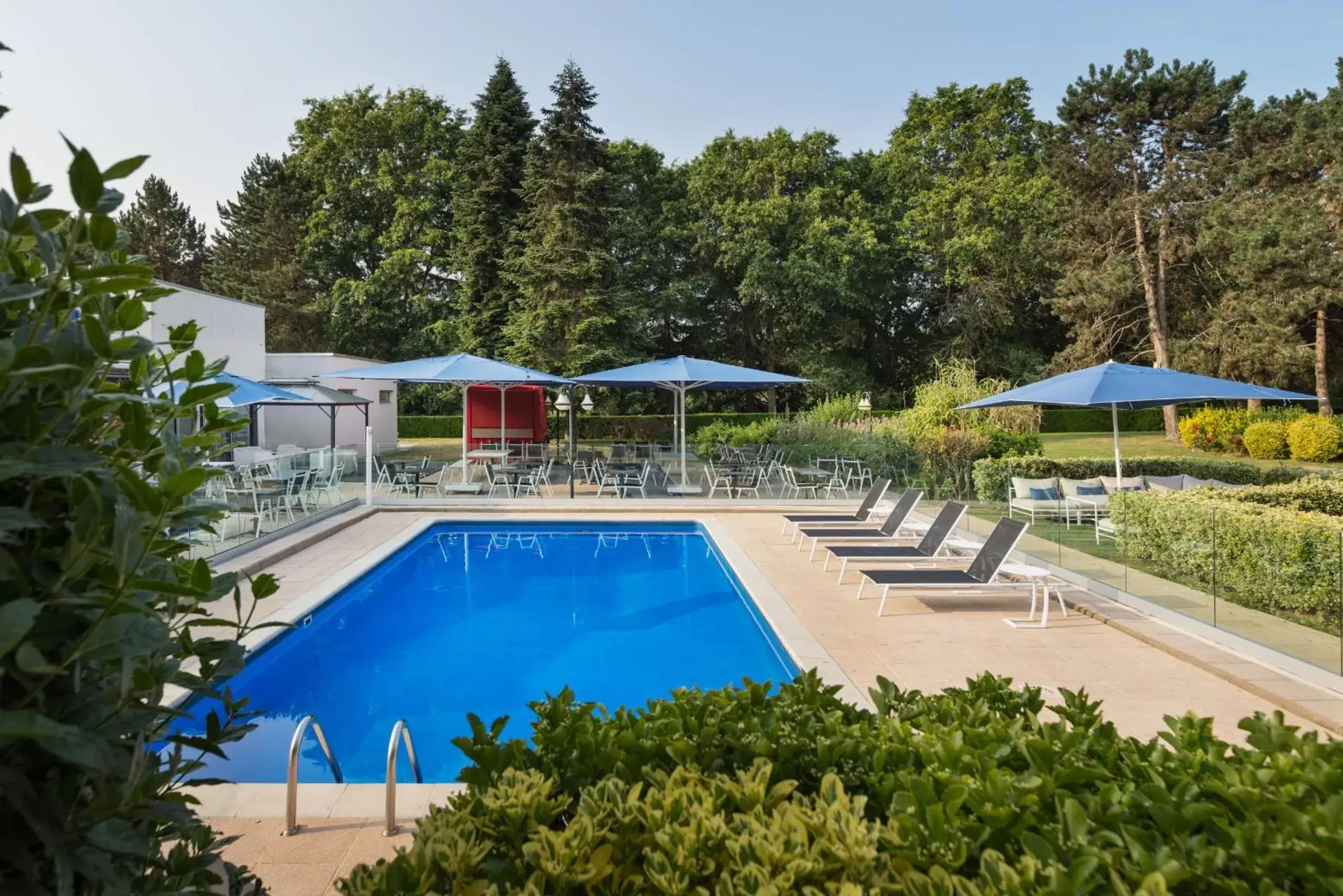 Garden, Swimming Pool in Novotel Rennes Alma