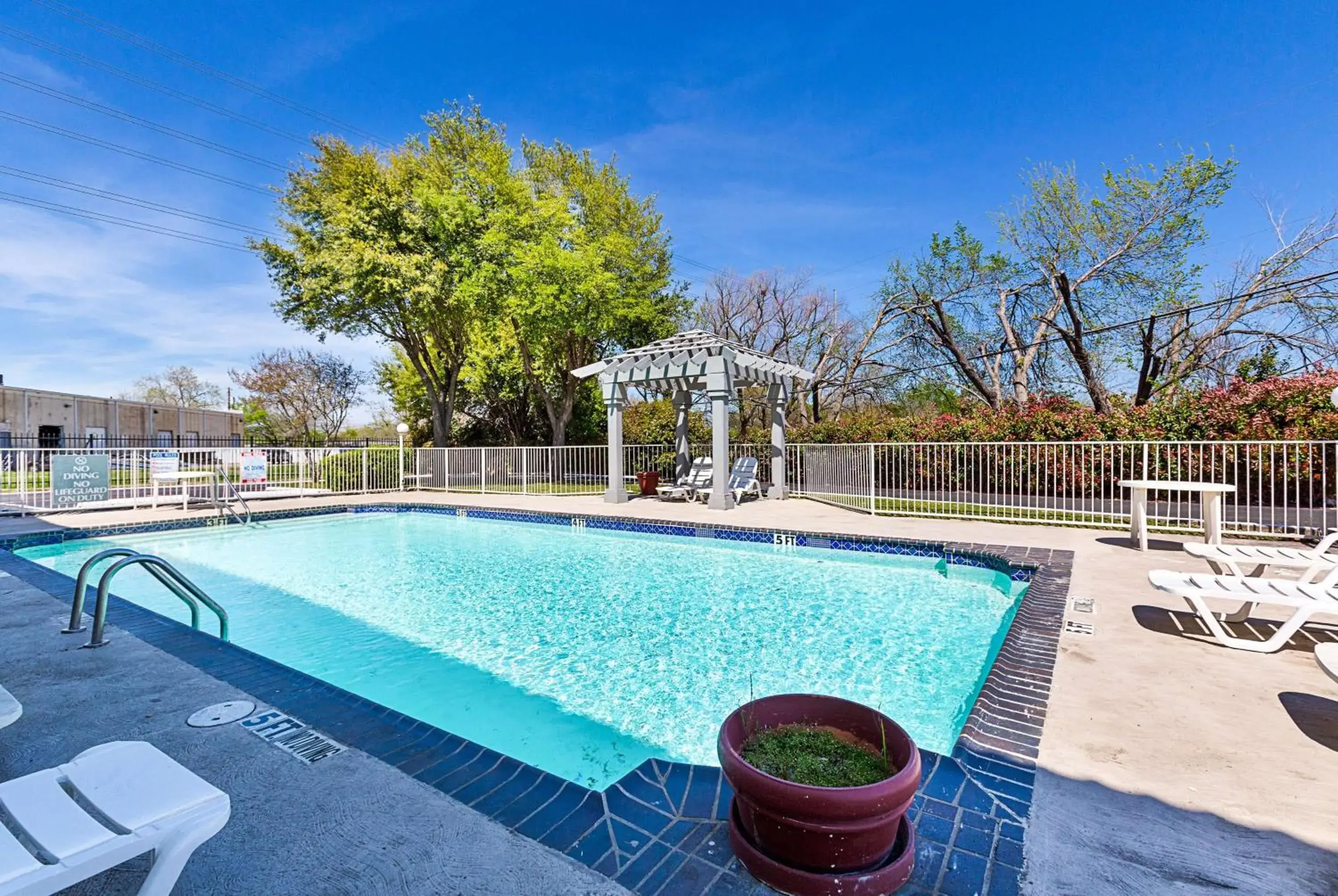 Day, Swimming Pool in Motel 6-Dallas, TX - Market Center