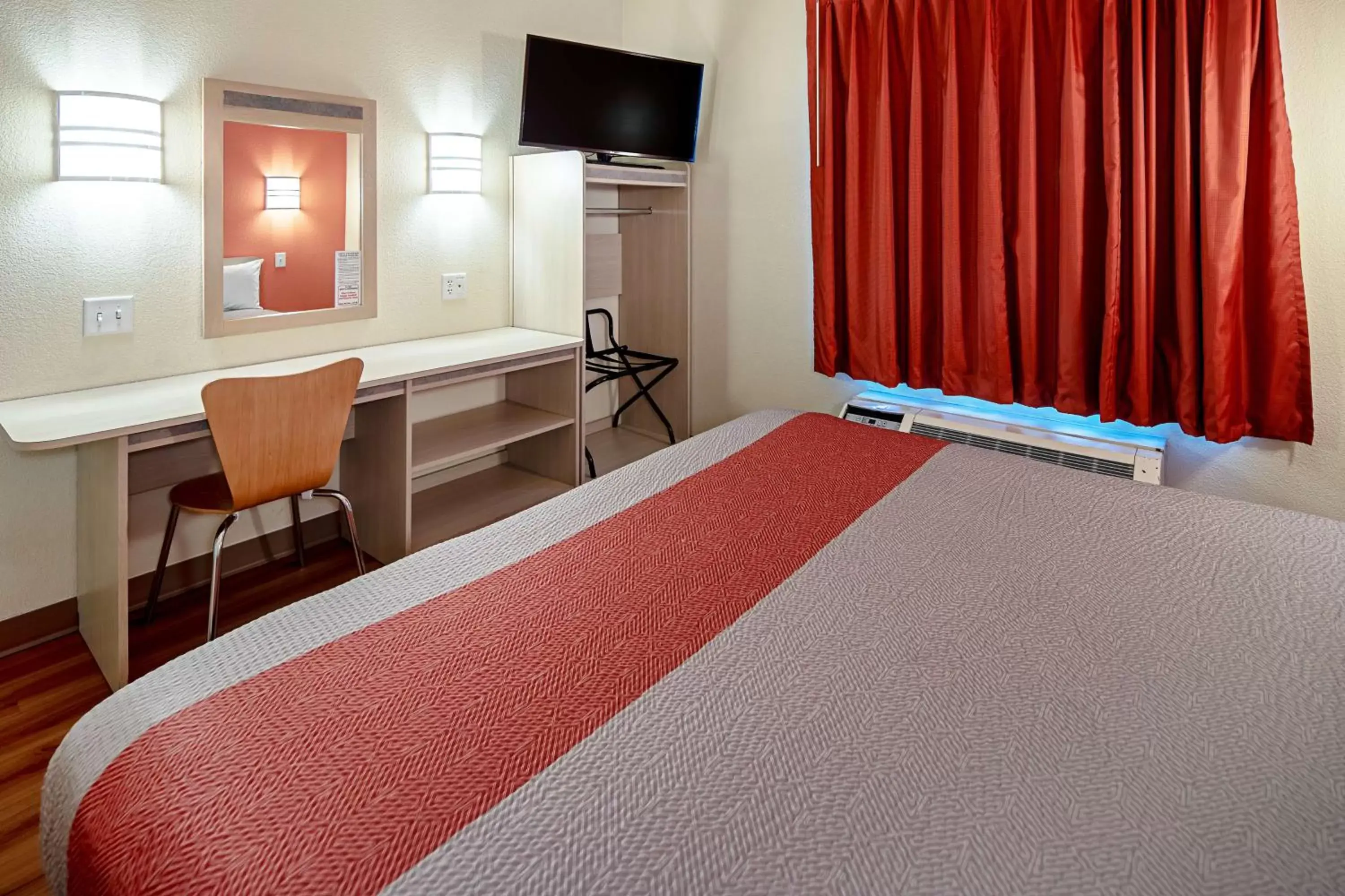 TV and multimedia, Bed in Motel 6-Anchorage, AK - Midtown