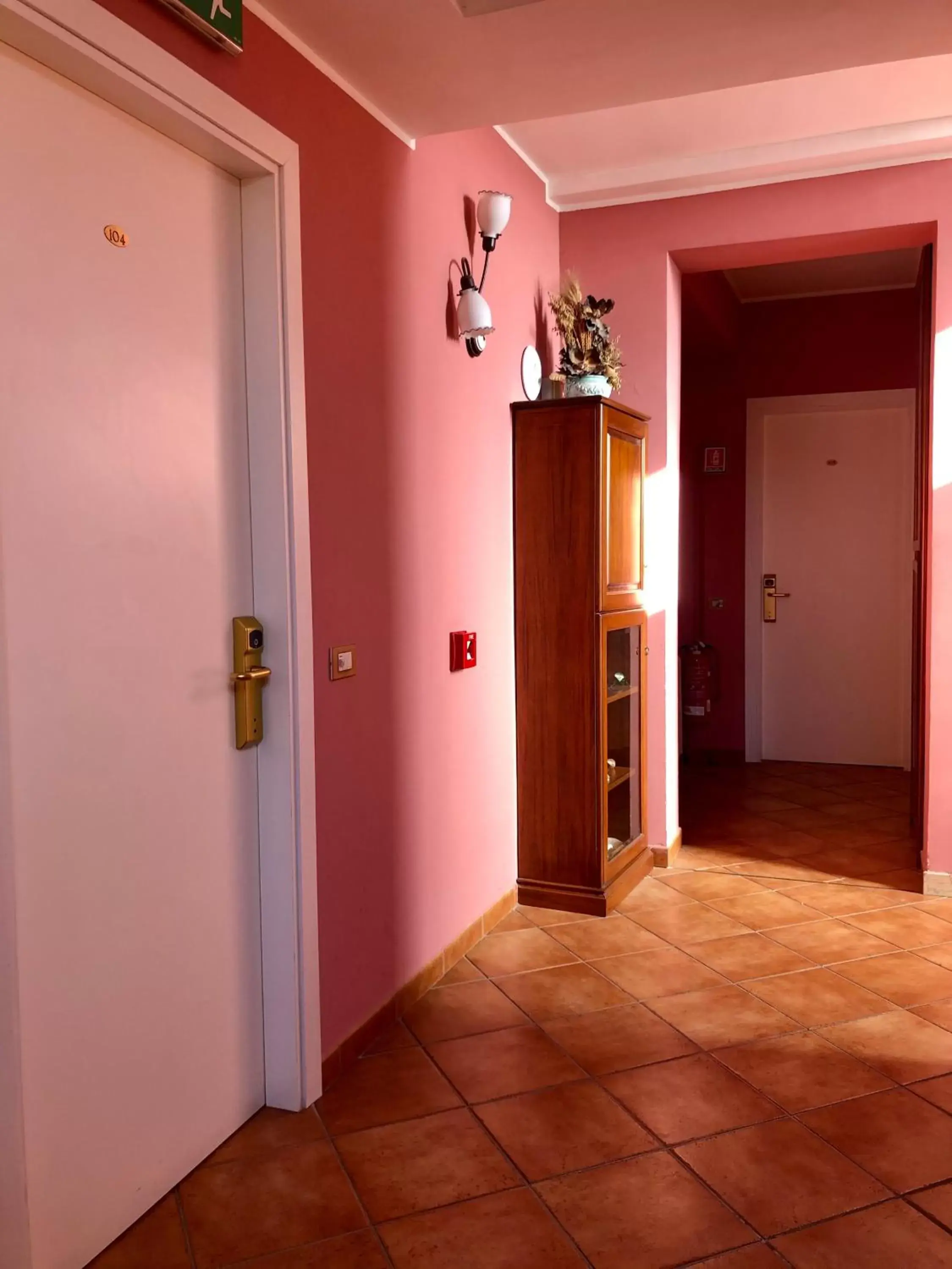 Inner courtyard view, Bathroom in Albergo Mingone