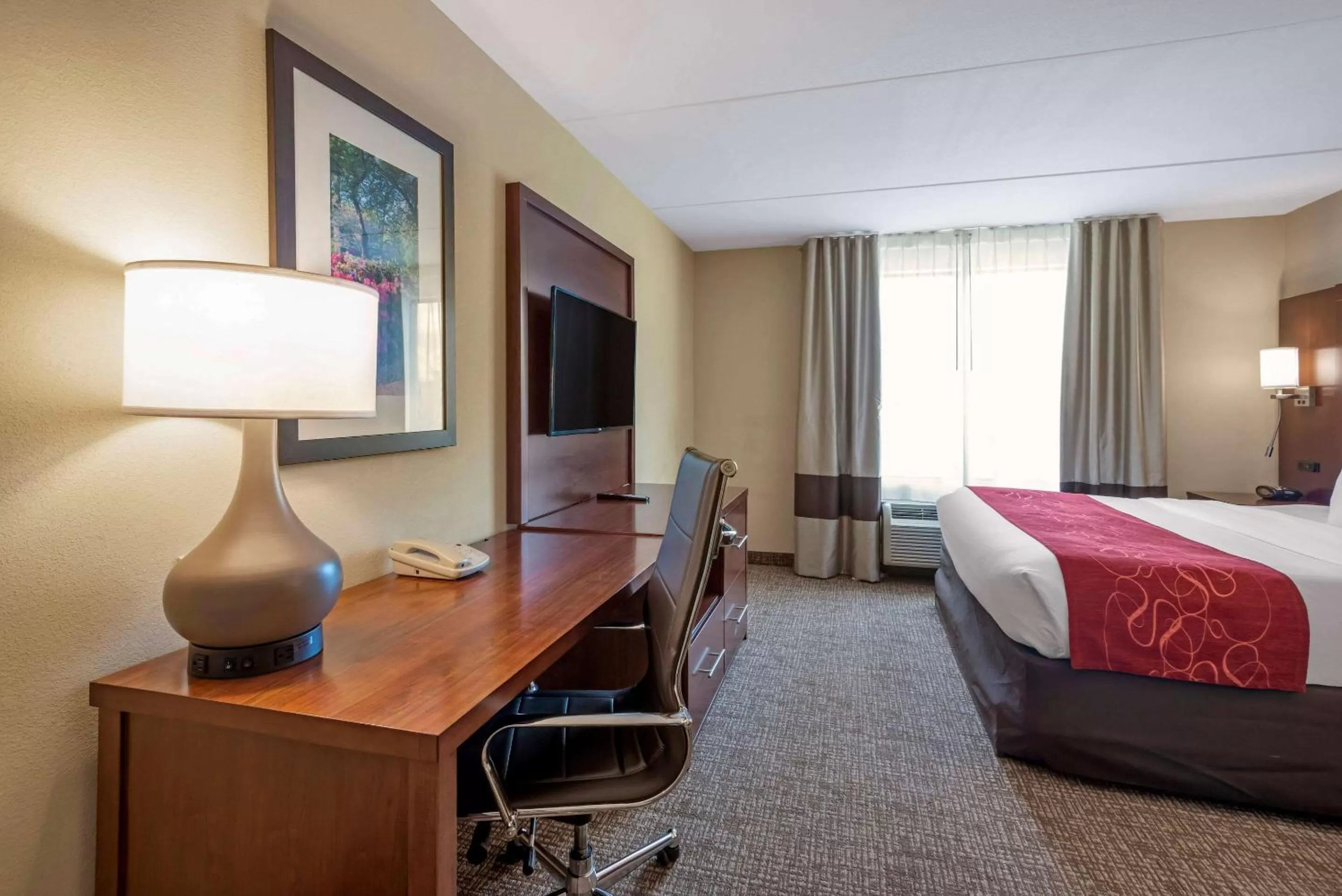 Photo of the whole room, Bed in Comfort Suites Fredericksburg North