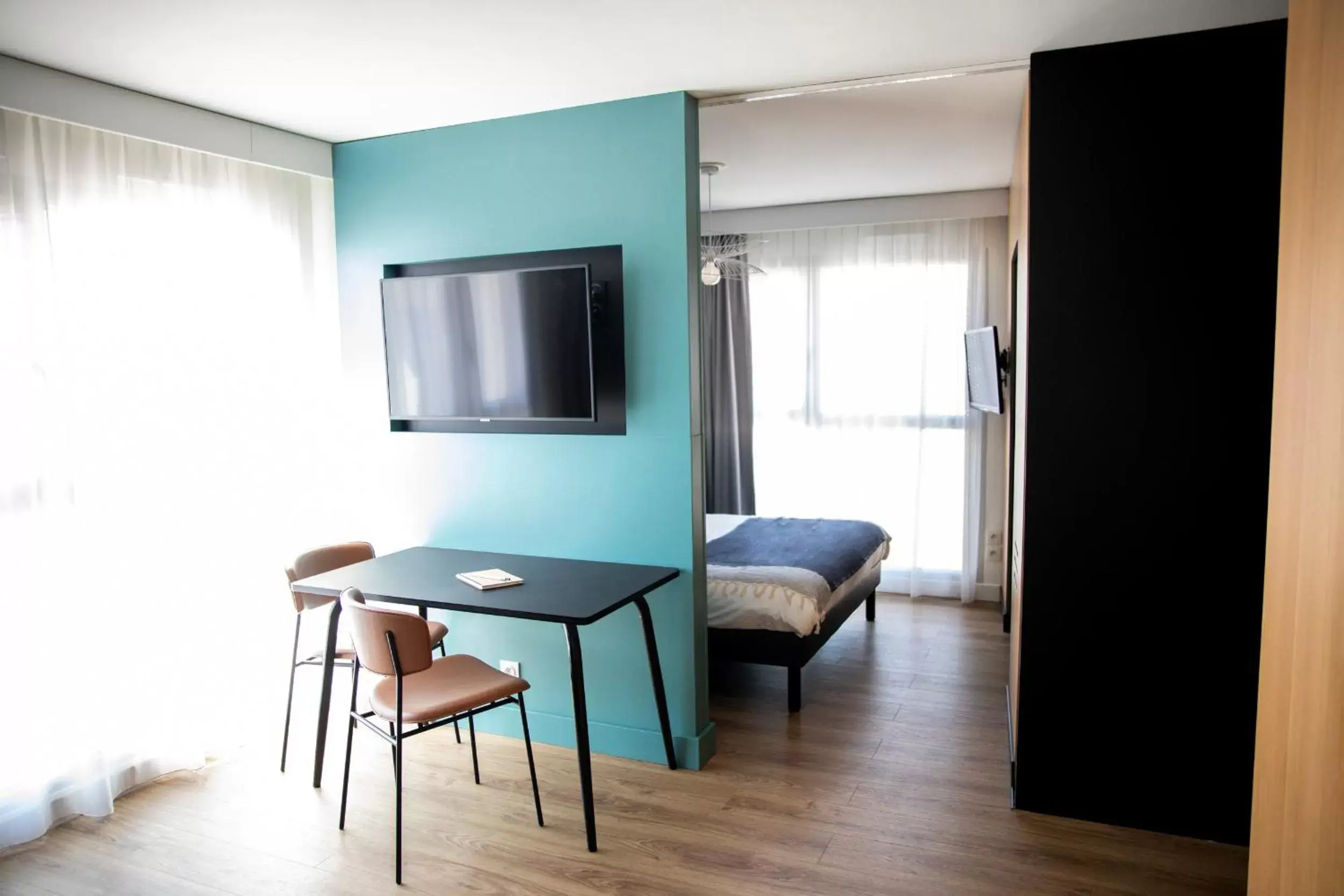 Bedroom, TV/Entertainment Center in Aparthotel Adagio Annecy Centre