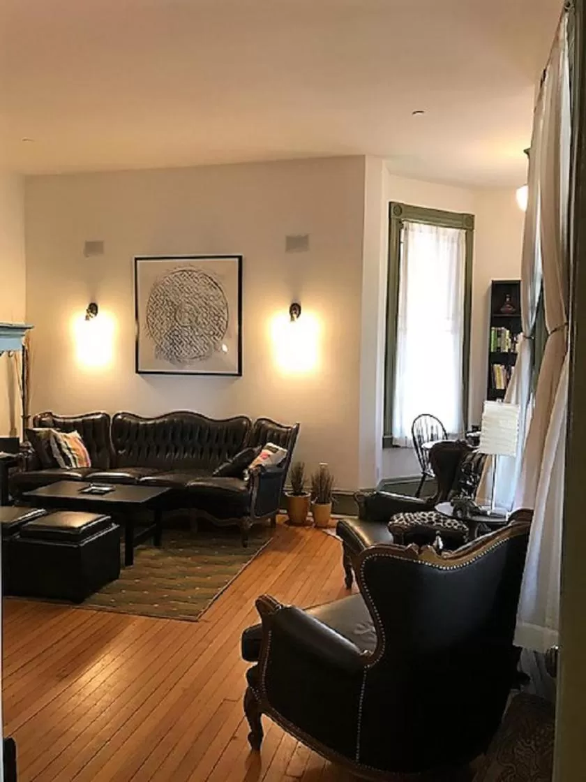 Communal lounge/ TV room, Seating Area in Hummingbird Inn