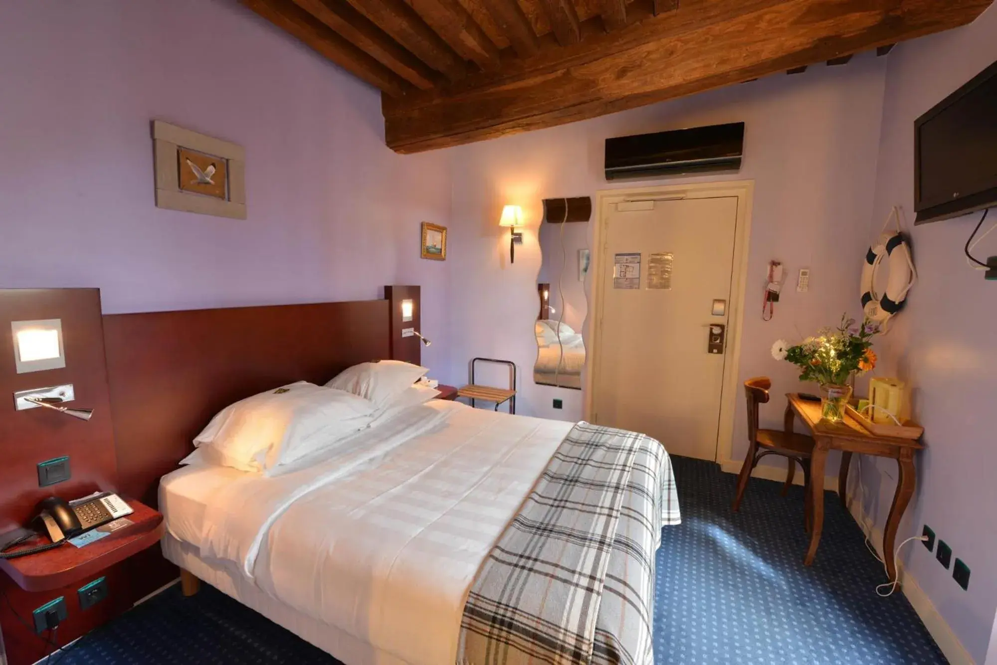 Photo of the whole room, Bed in Logis Hotel De La Cote D'or