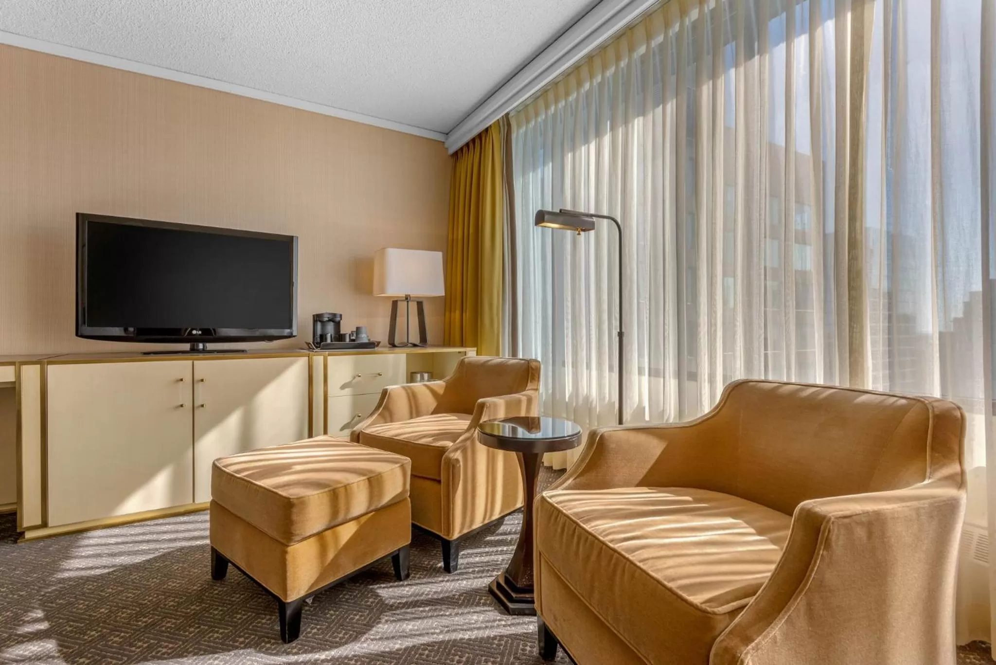 Photo of the whole room in Omni Mont-Royal Hotel