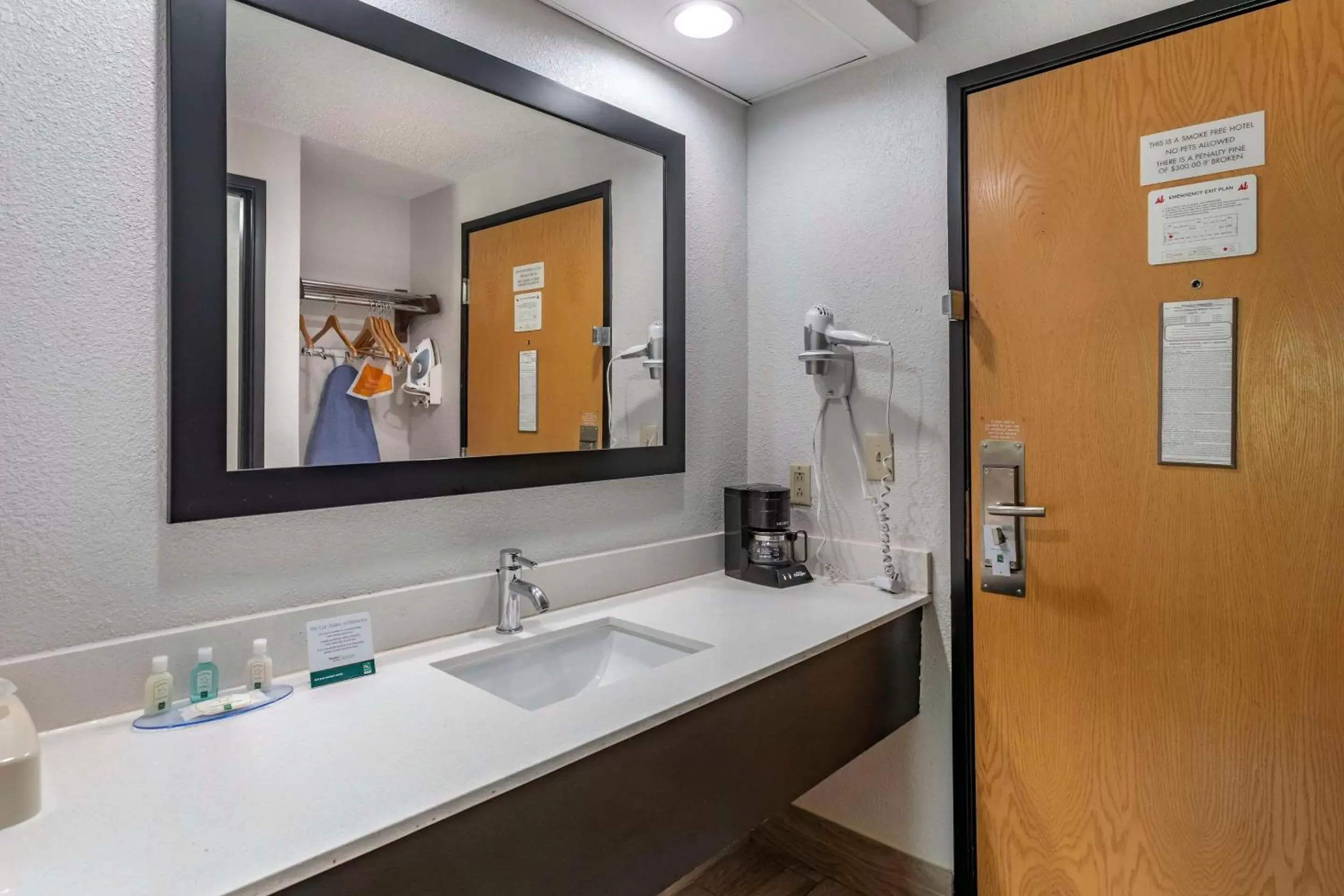 Bedroom, Bathroom in Quality Inn & Suites Chattanooga