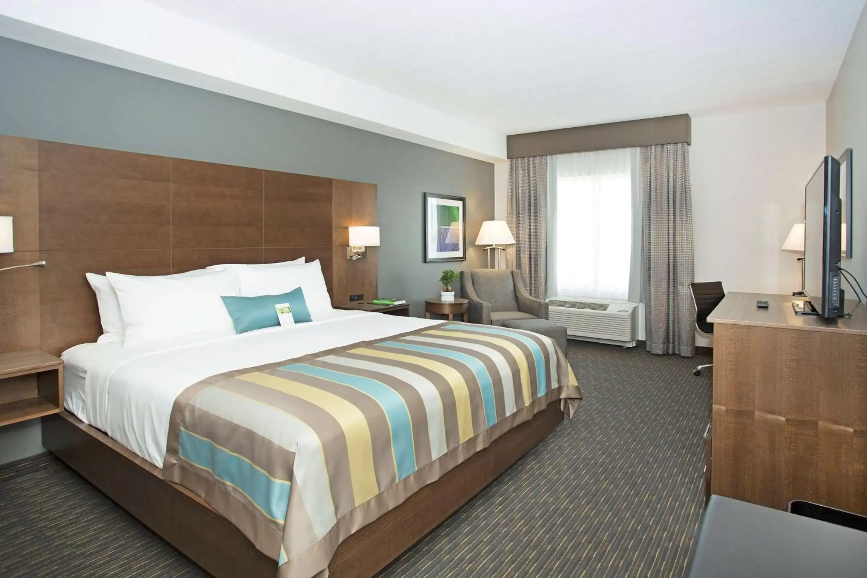 Photo of the whole room, Bed in Wingate by Wyndham Calgary Airport