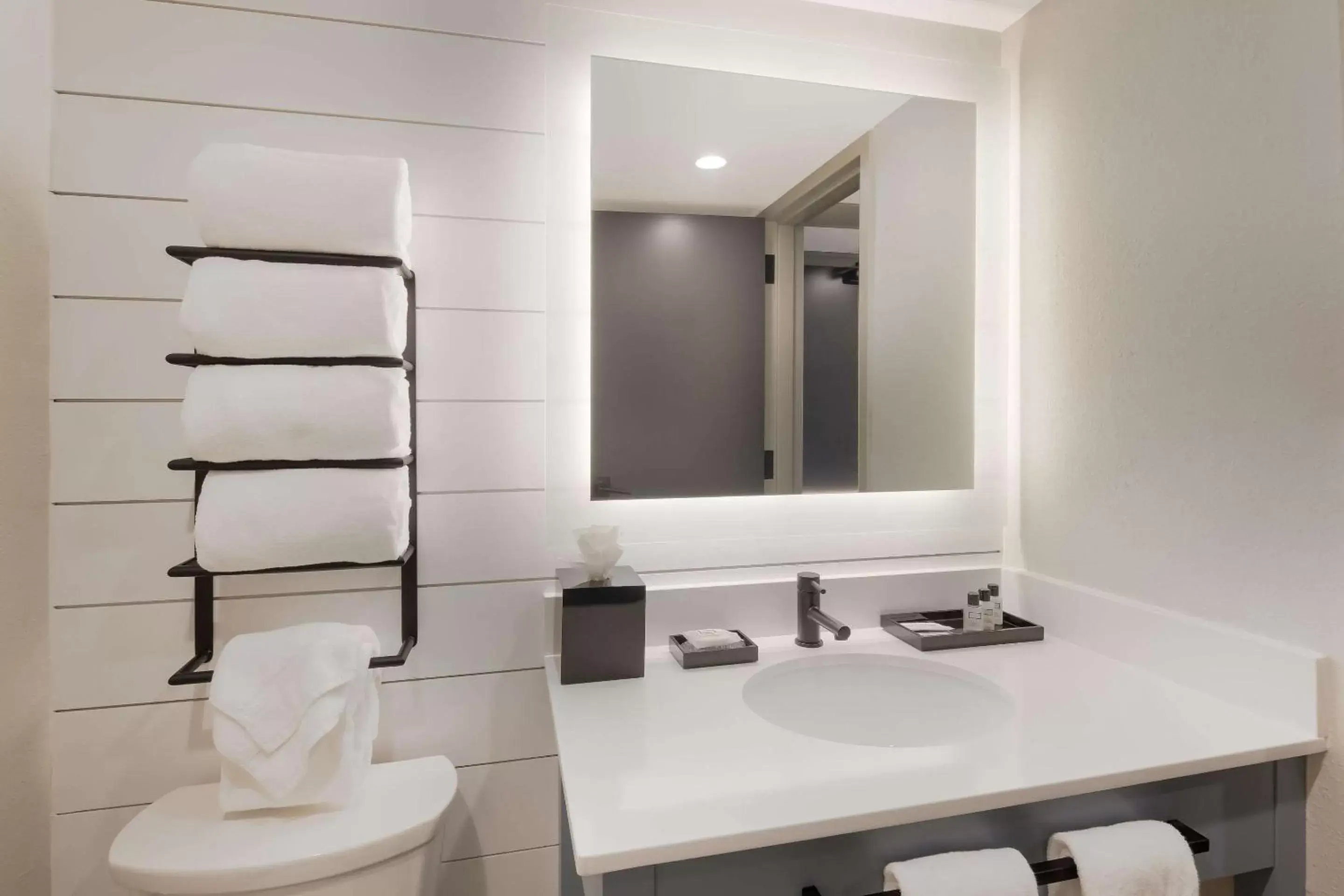 Bedroom, Bathroom in Graystone Lodge, Ascend Hotel Collection