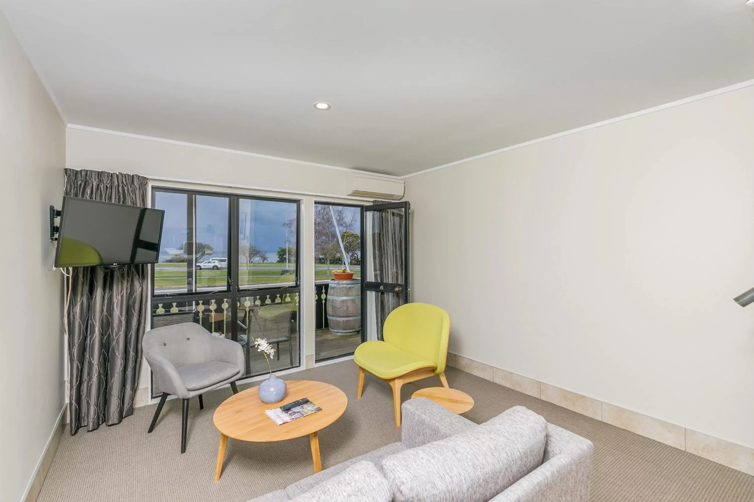 Living room in Le Chalet Suisse Motel Taupo