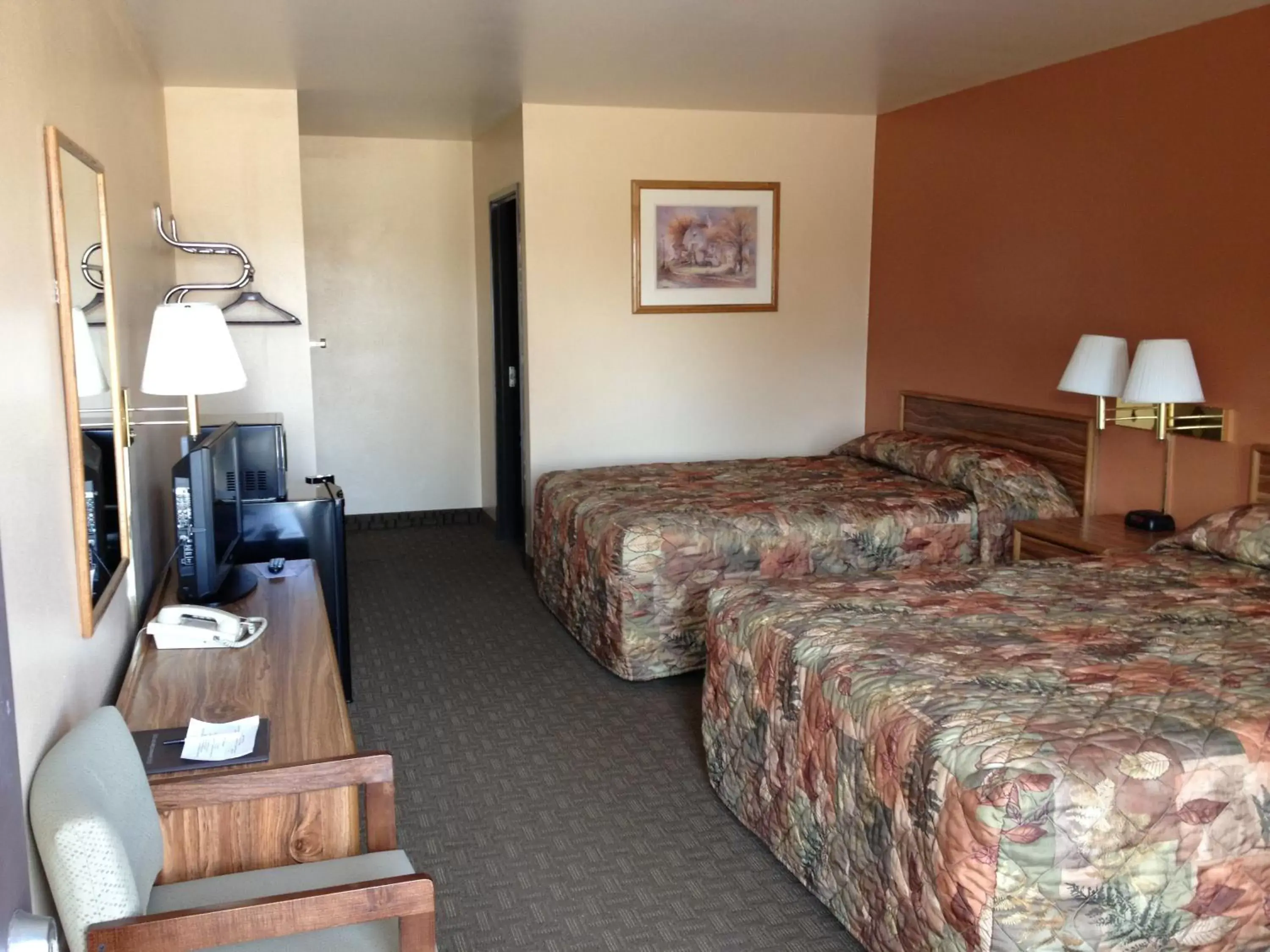 Bed in Cottonwood Inn & Suites