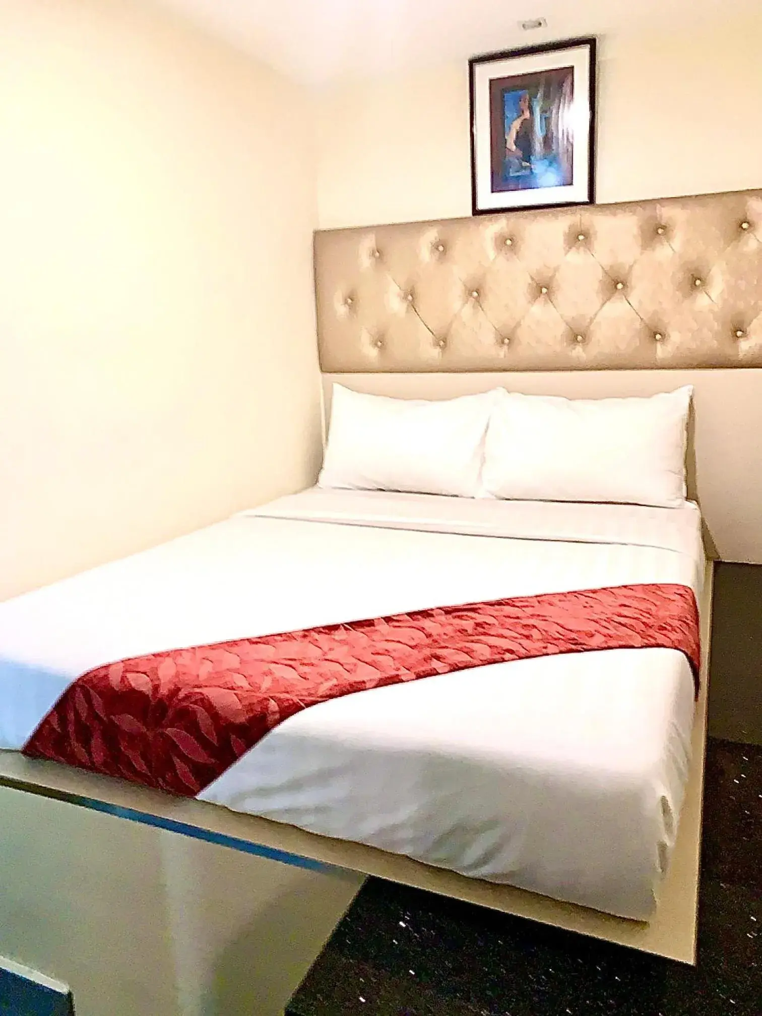 Bed in Sandpiper Hotel On Rochor