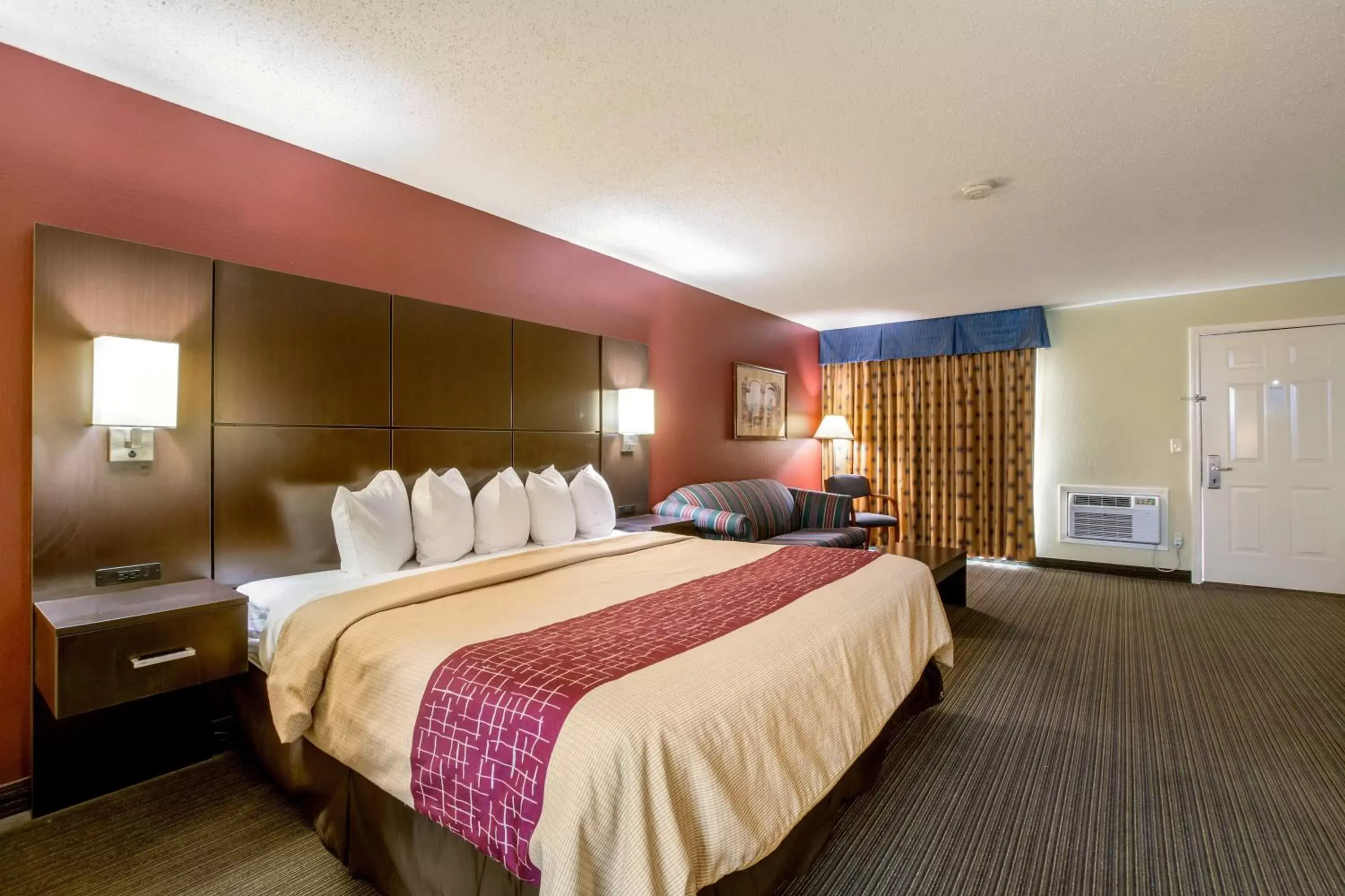 Photo of the whole room, Bed in Red Roof Inn Vincennes