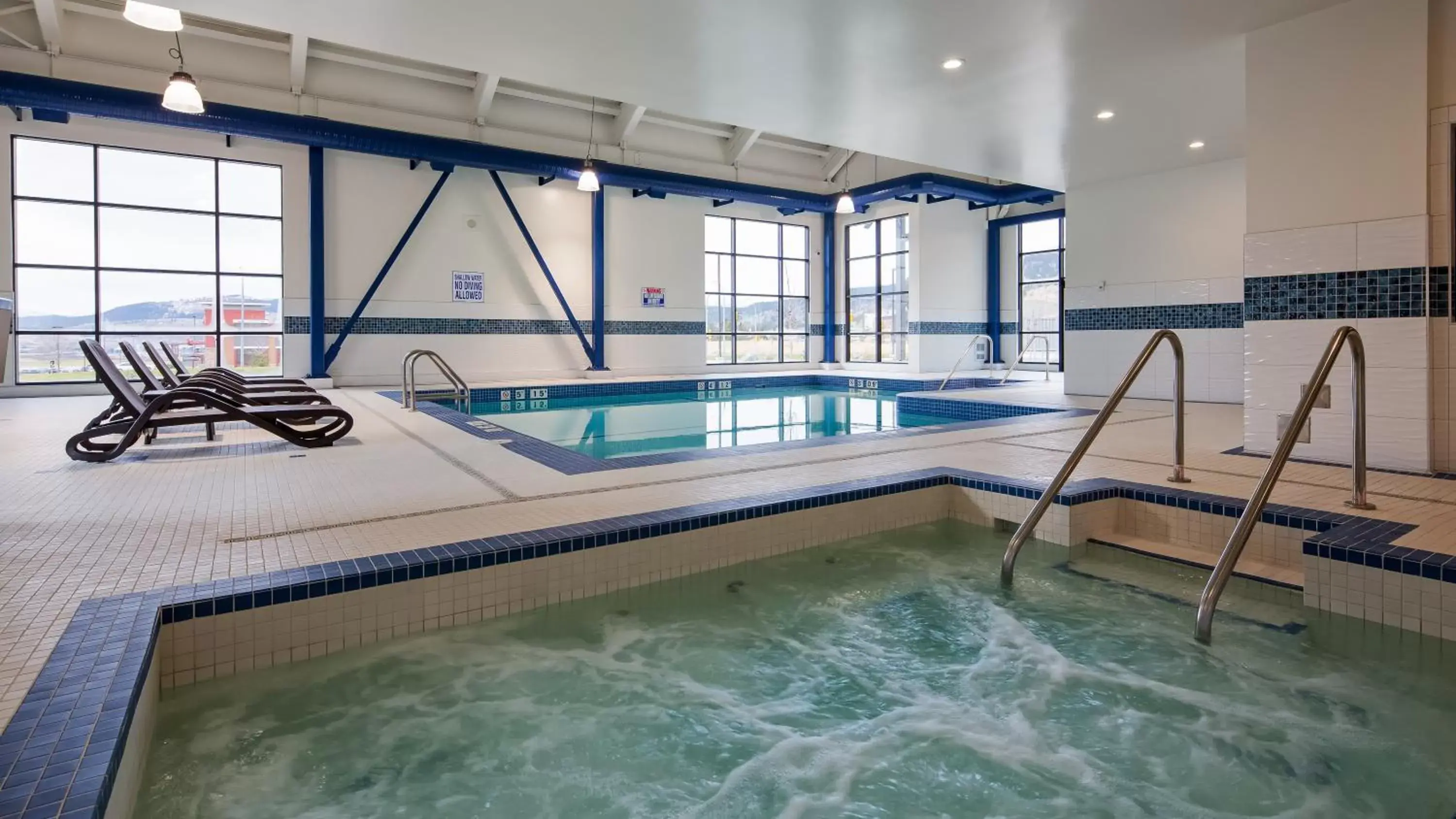 Hot Tub, Swimming Pool in Best Western Plus Merritt Hotel
